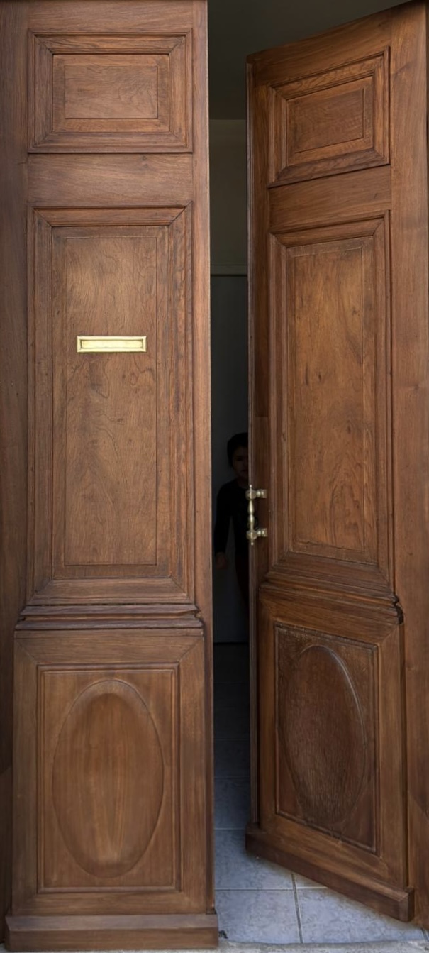 Porte d’entrée en bois massif noyer sur mesure haut de gamme : savoir-faire artisanal en région Provence-Alpes-Côte d’Azur