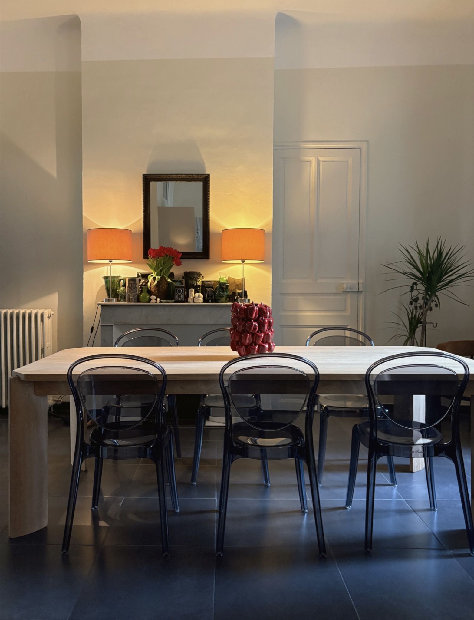 Table de salle à manger en chêne massif sur mesure au design moderne et épuré avec pieds géométriques, fabrication artisanale à Toulon