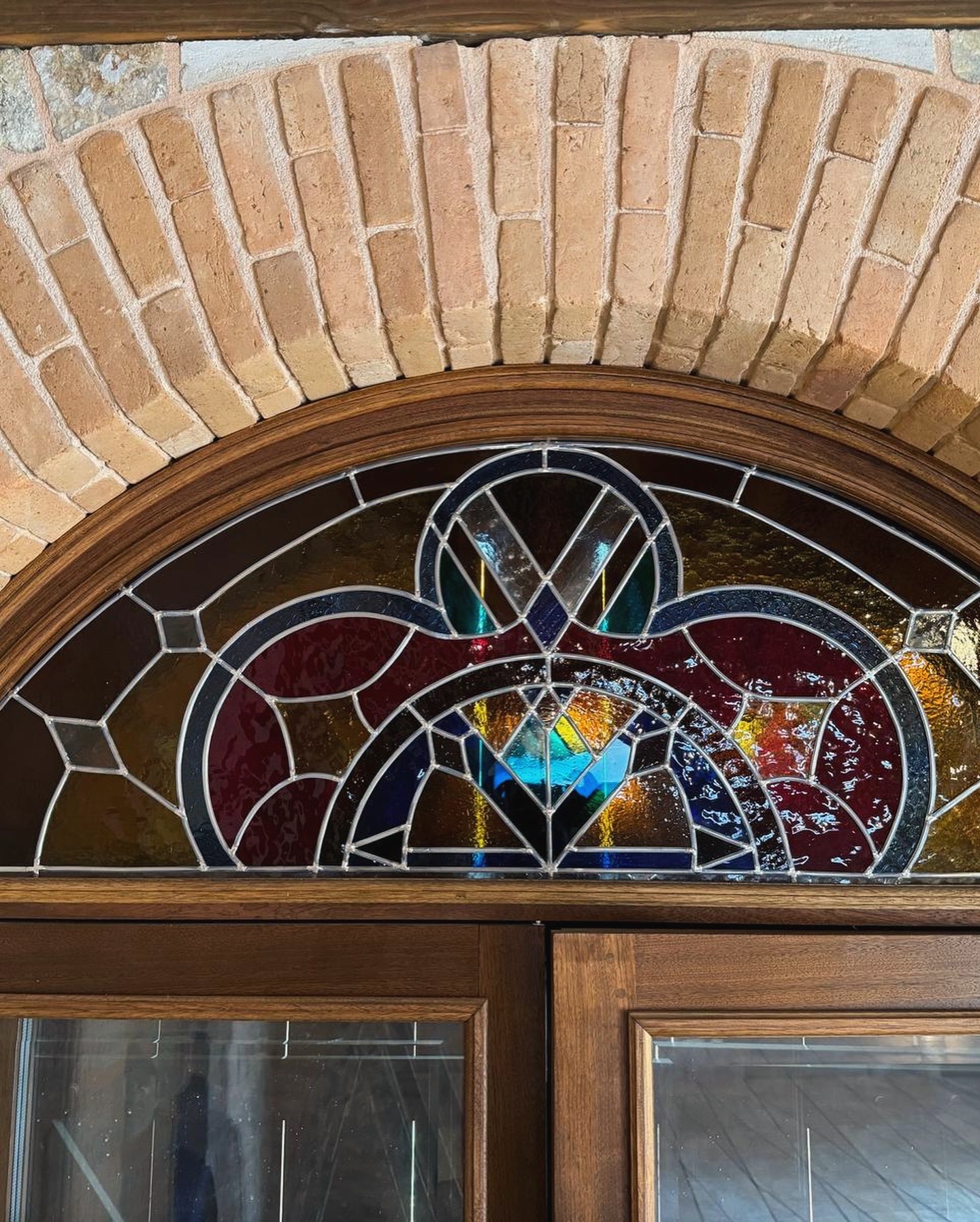 Menuiserie artisanale avec vitraux intégrés et isolation haut de gamme par Le Maillet Bleu