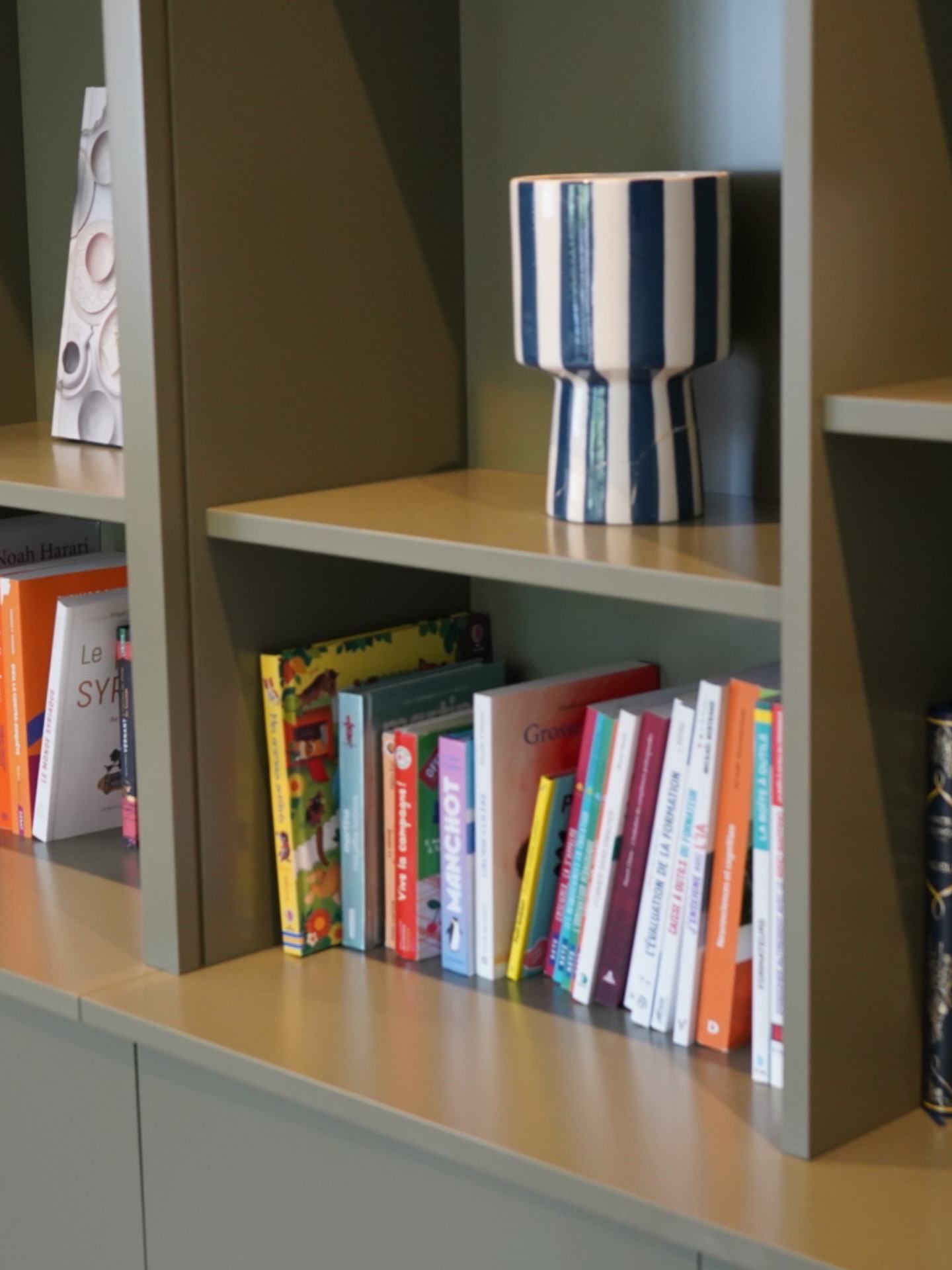 Transformation d’un intérieur avec une bibliothèque laquée monochrome premium à Aix-en-Provence