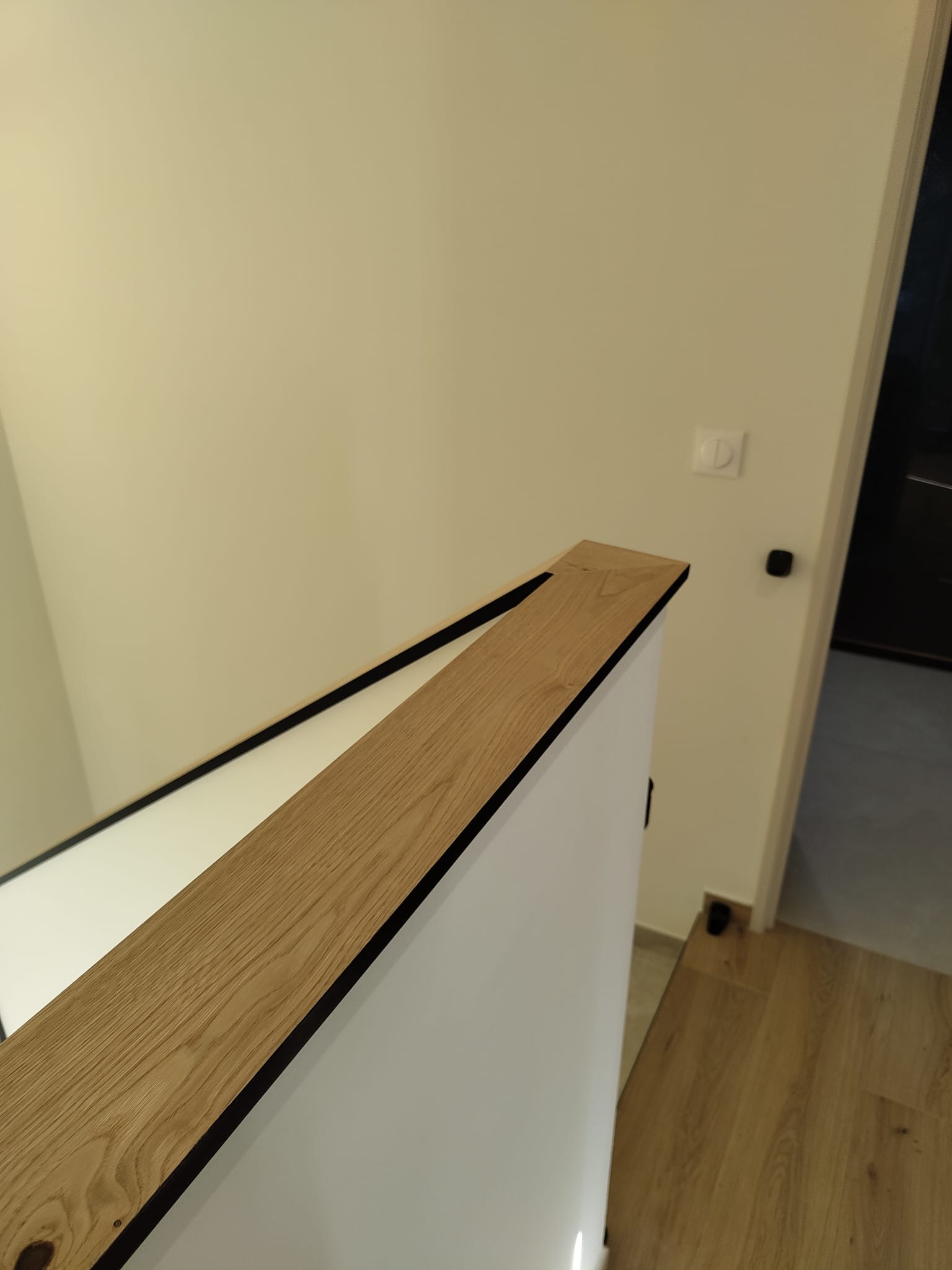 Main courante d’escalier en bois massif avec finition laque satinée, fabrication et pose sur mesure à Gréasque