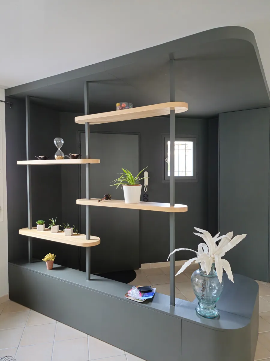 Vue globale d’un agencement sur mesure en bois massif, séparant élégamment l’entrée et le salon dans une maison à Aix-en-Provence.