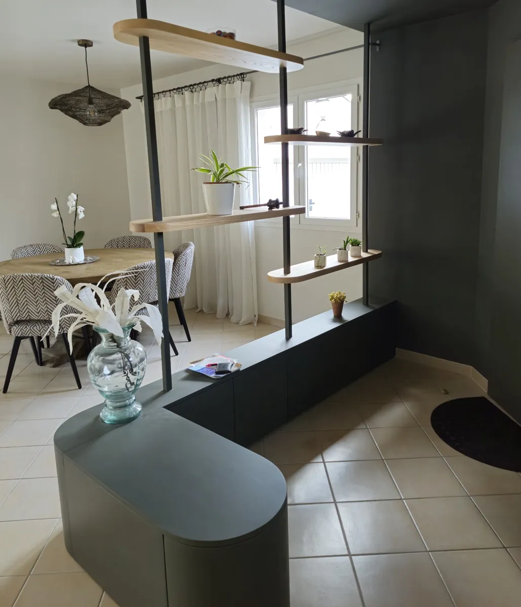 Détail des étagères suspendues en frêne olivier massif avec des courbes élégantes, apportant une touche chic à l’aménagement intérieur.