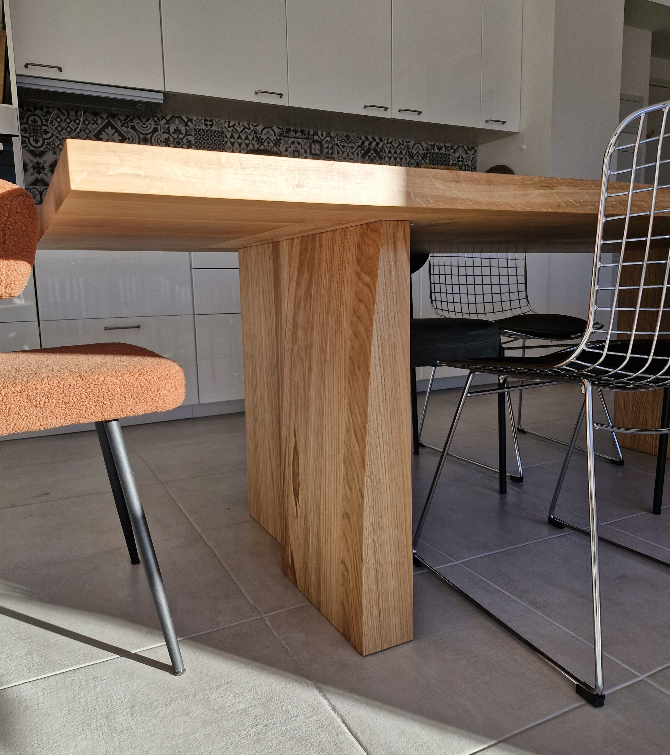 Table en chêne massif : un design sculptural vu en détail