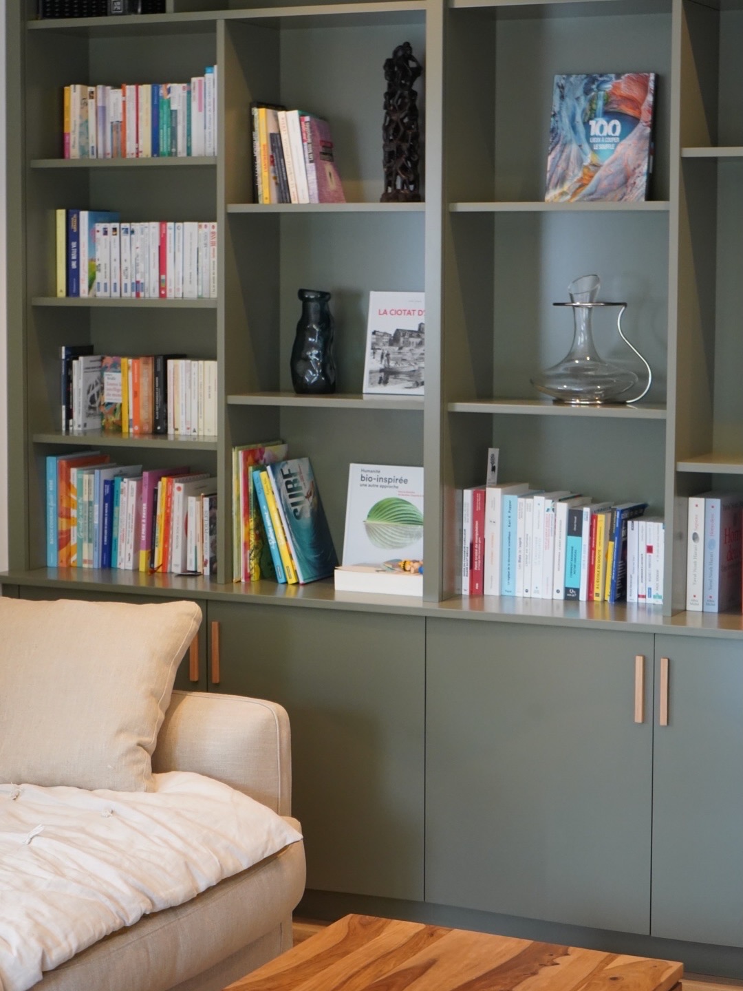 Investir dans une bibliothèque design de luxe en bois laqué sur mesure à Aix-en-Provence