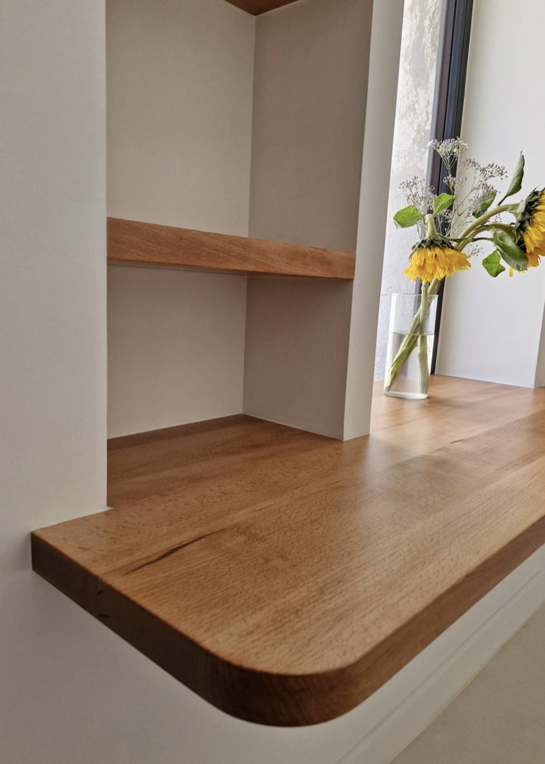 Conception sur mesure d’un bureau en bois massif dans une dépendance transformée en Provence