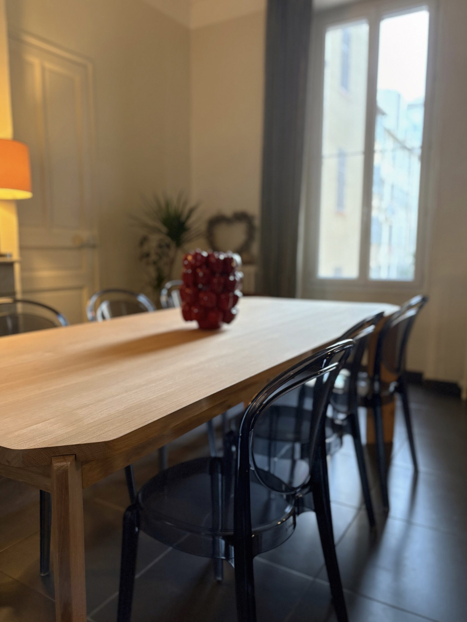 Table en bois massif design épuré avec plateau en chêne naturel et piètement géométrique, menuisier sur mesure à Toulon