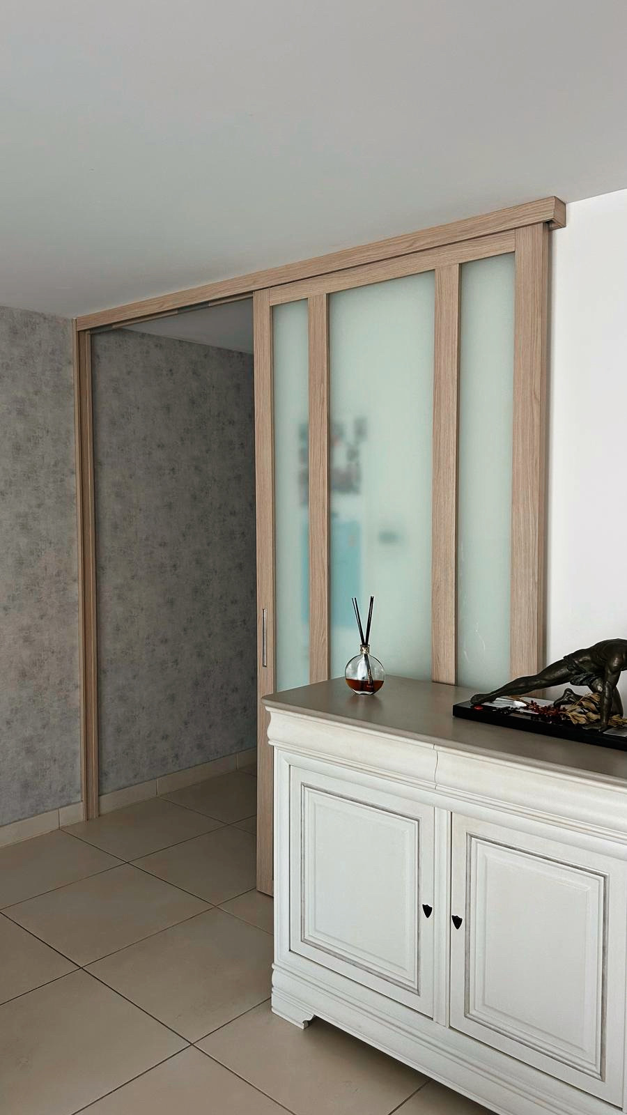 Optimisez votre intérieur avec une porte coulissante moderne en bois sur mesure