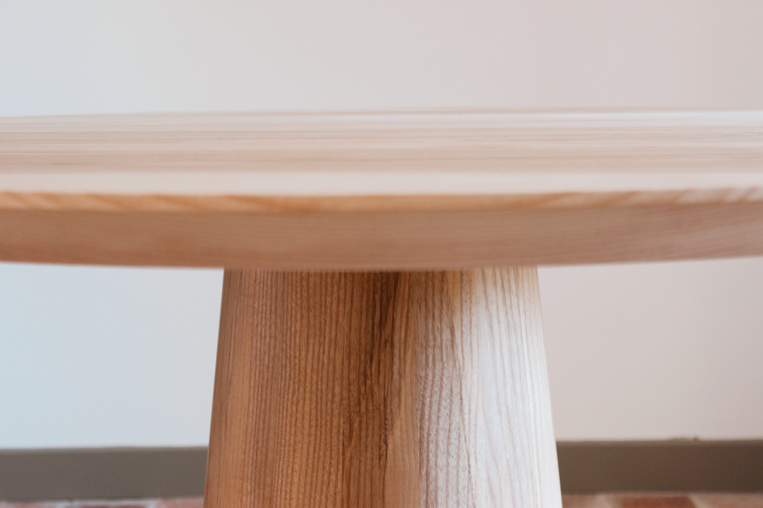 Table ronde sur mesure en frêne olivier massif aux Baux-de-Provence