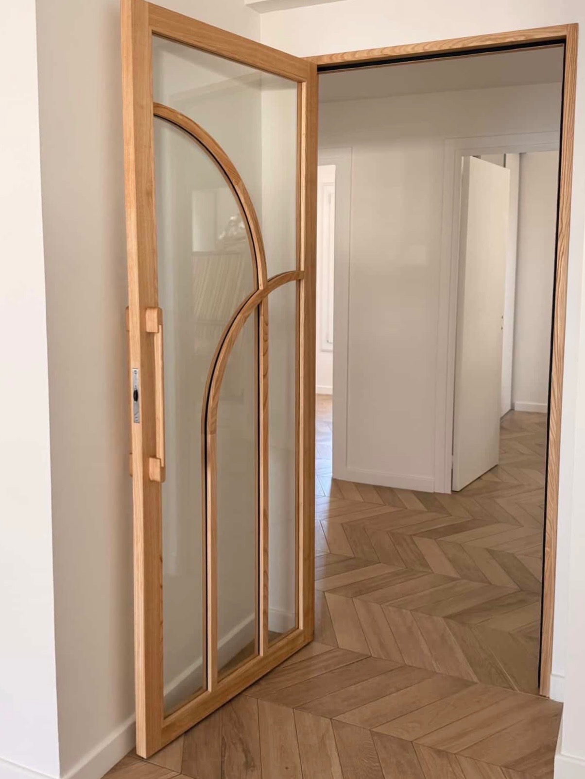 Porte verrière battante en châtaignier massif avec poignées sur mesure uniques - Artisanat haut de gamme en Provence-Alpes-Côte-d’Azur
