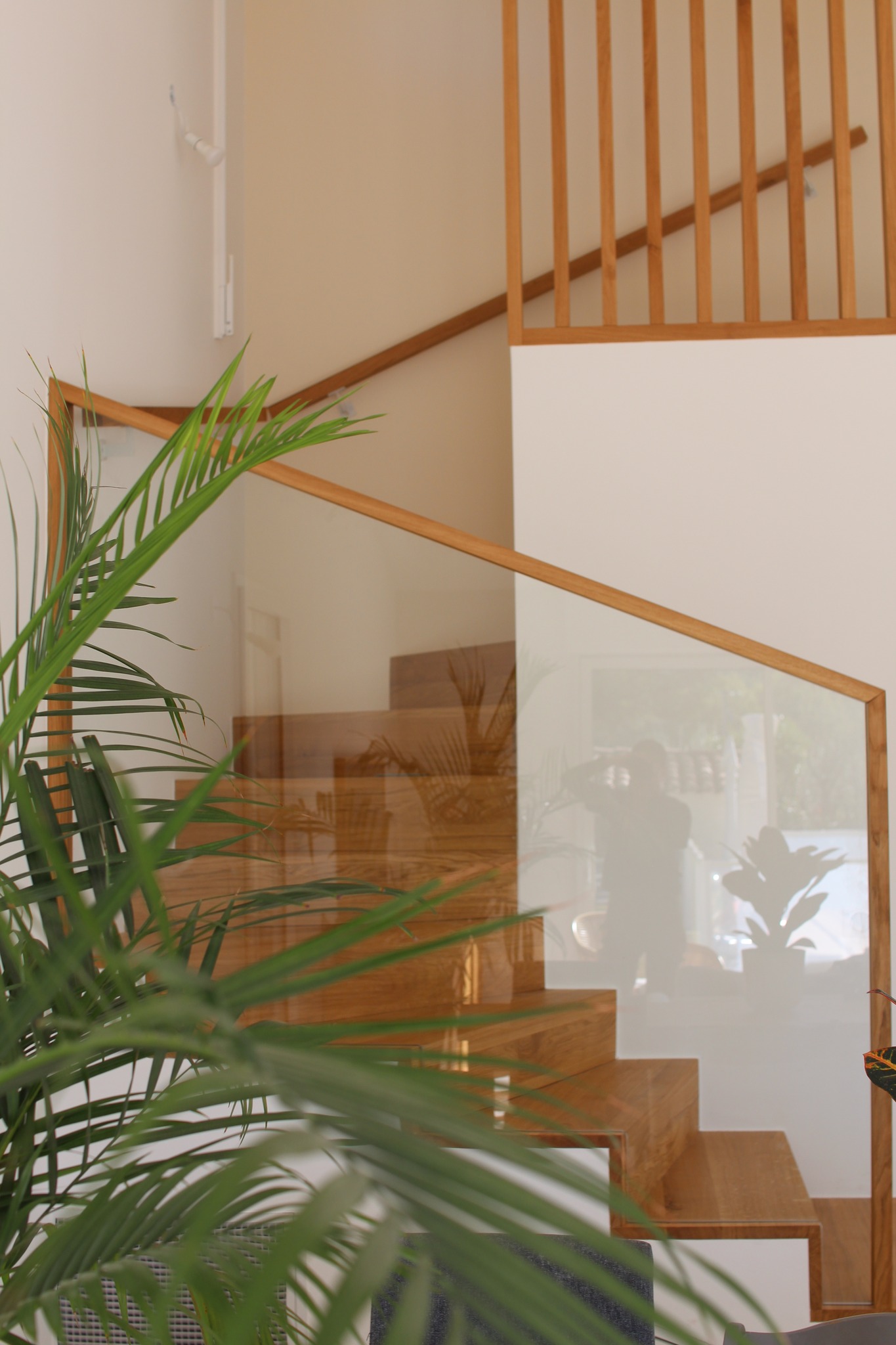 Apportez lumière et élégance à votre escalier grâce à un claustra en bois massif à Aix-en-Provence