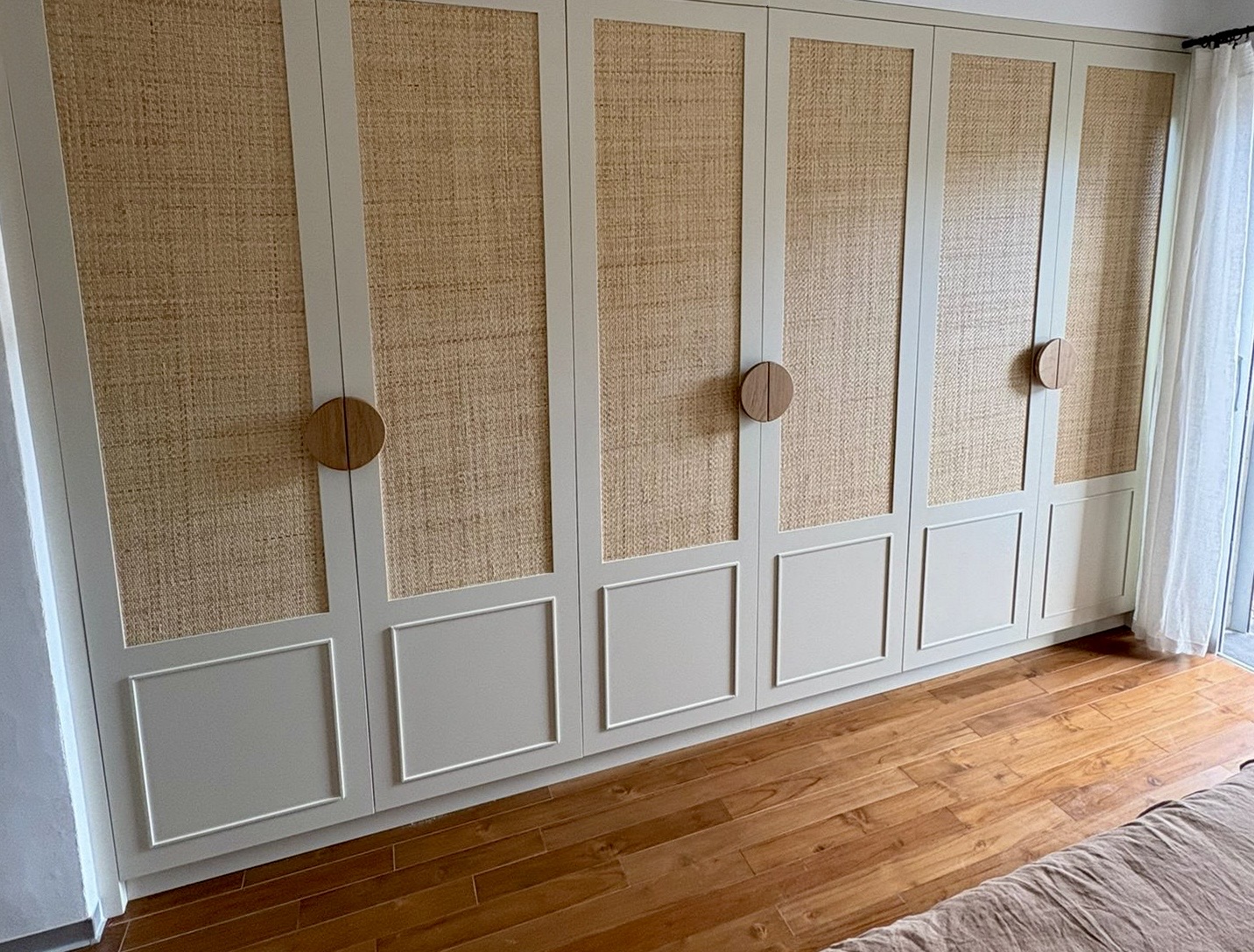 Dressing sur mesure en chêne massif et cannage avec poignées demi-lunes artisanales, réalisé par Le Maillet Bleu à Ceyreste