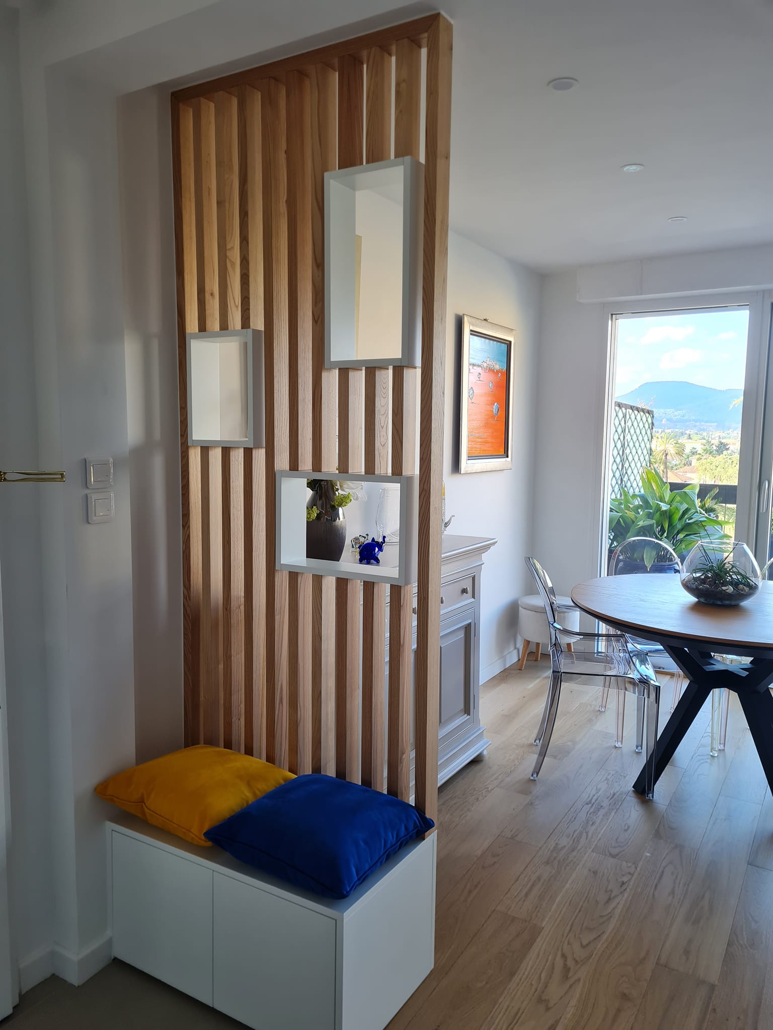 Claustra en bois sur mesure à Nice avec niches laquées et meuble intégré