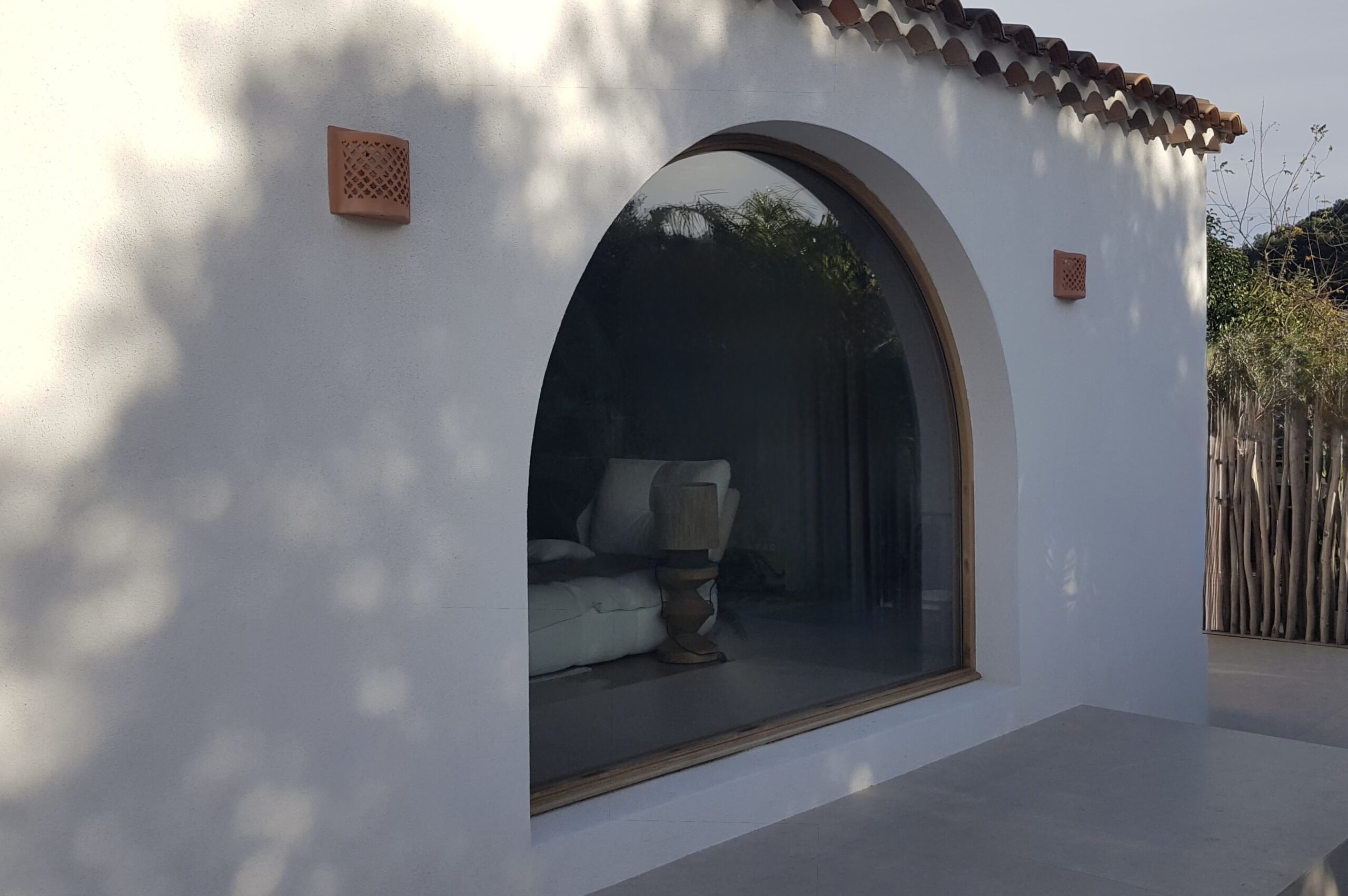 Fenêtres arrondies en bois massif à Cassis – Fabrication et installation sur mesure