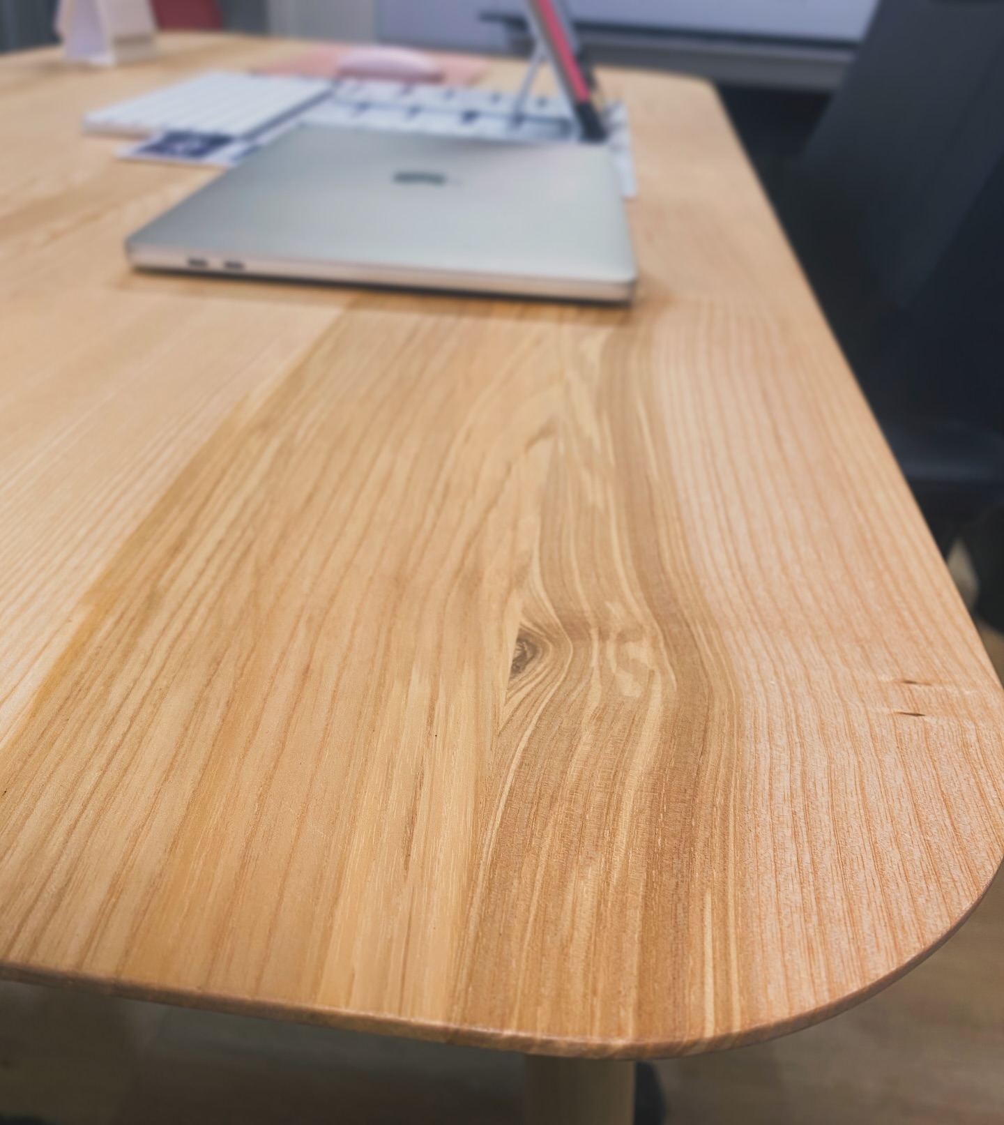 Le frêne : un bois noble et durable pour vos menuiseries professionnelles