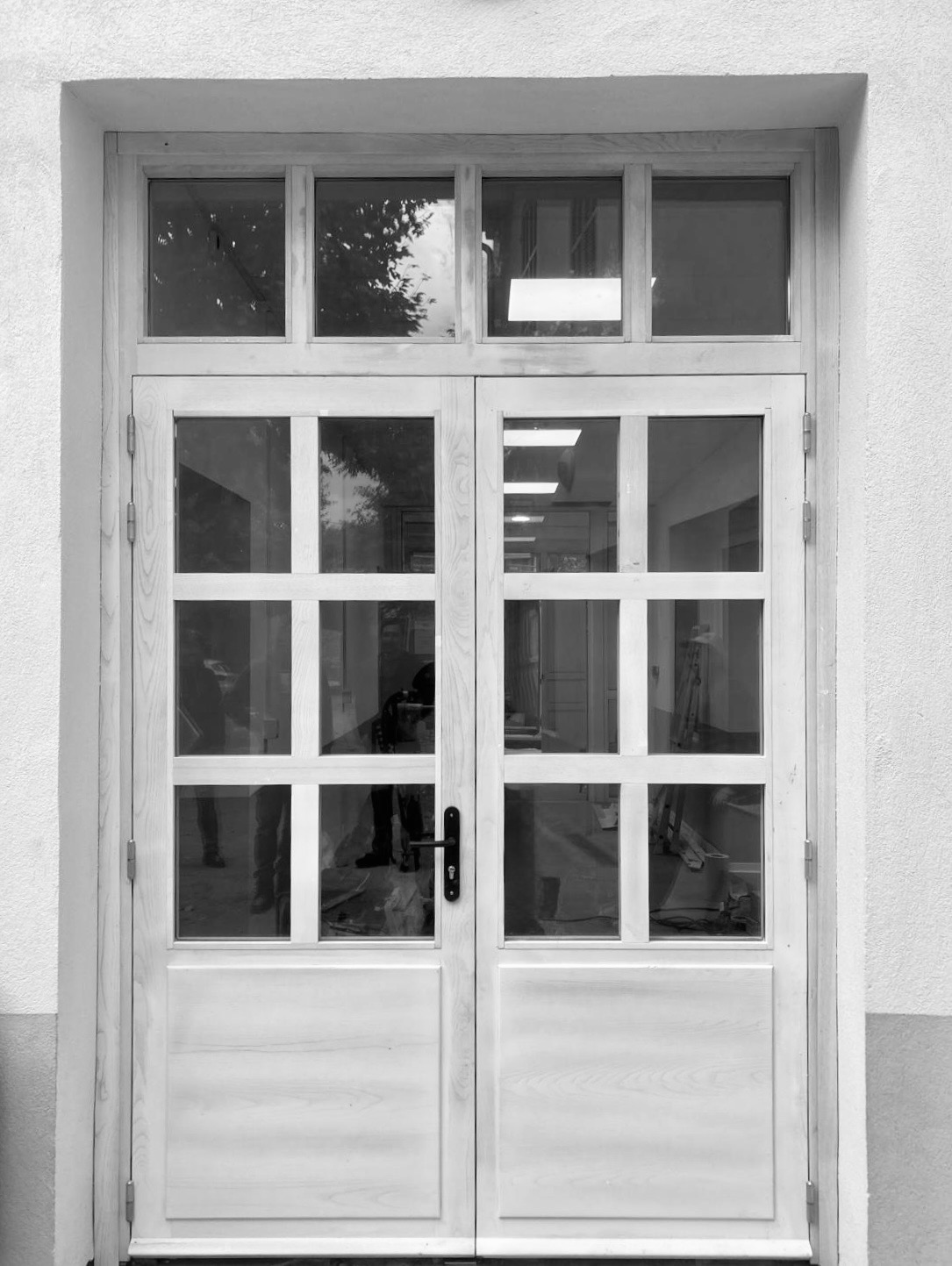 Portes en bois massif sur mesure pour établissements scolaires à Saint-Maximin