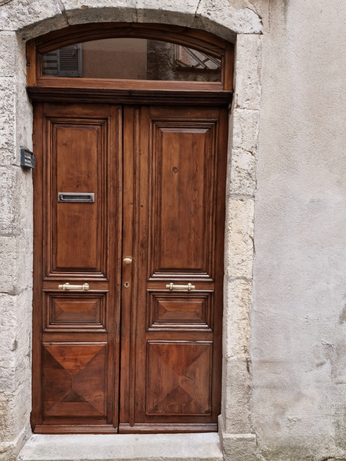 Une porte ancienne retrouve toute sa splendeur