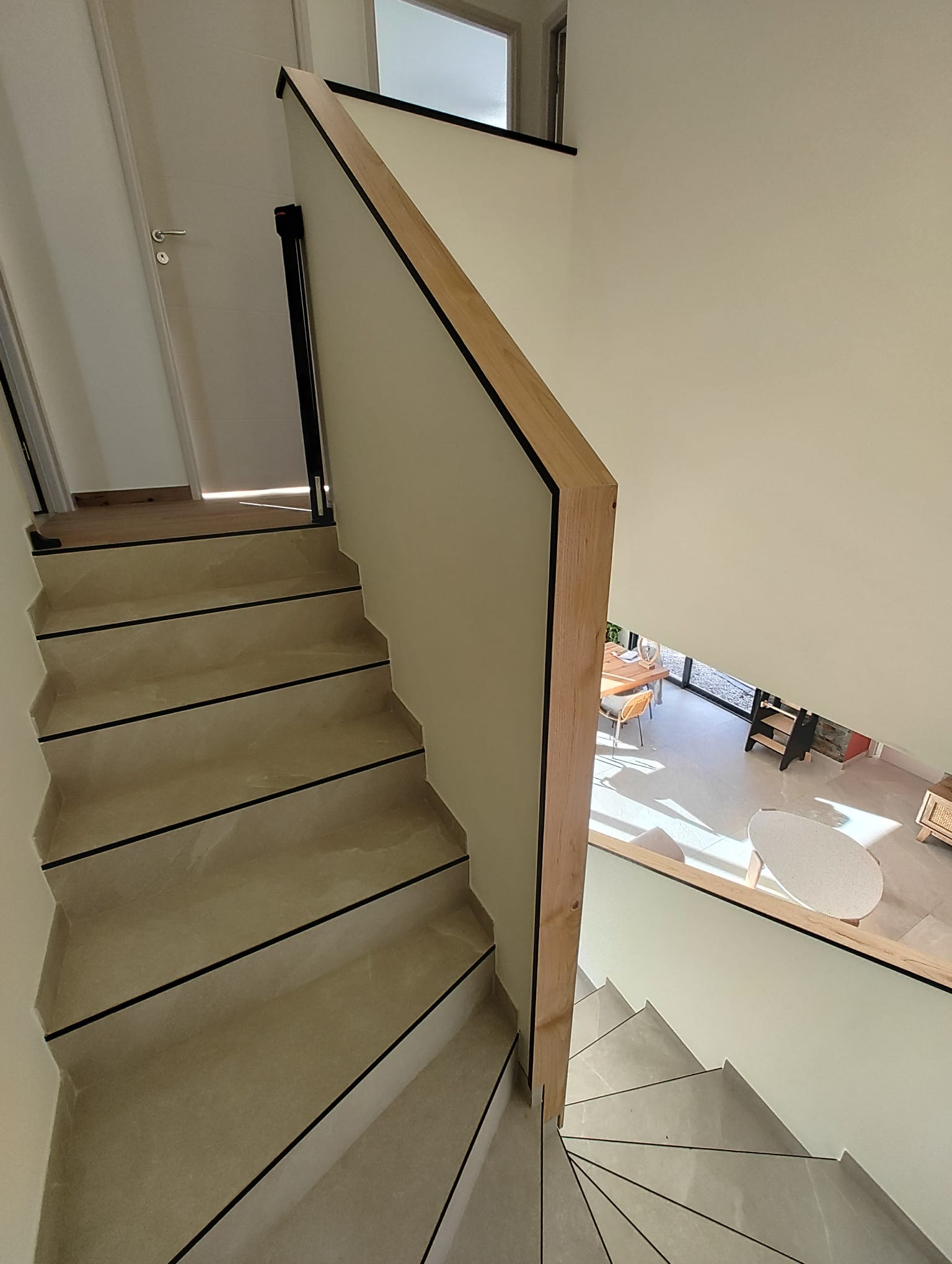 Fabrication artisanale d’une main courante d’escalier en bois massif avec laque satinée