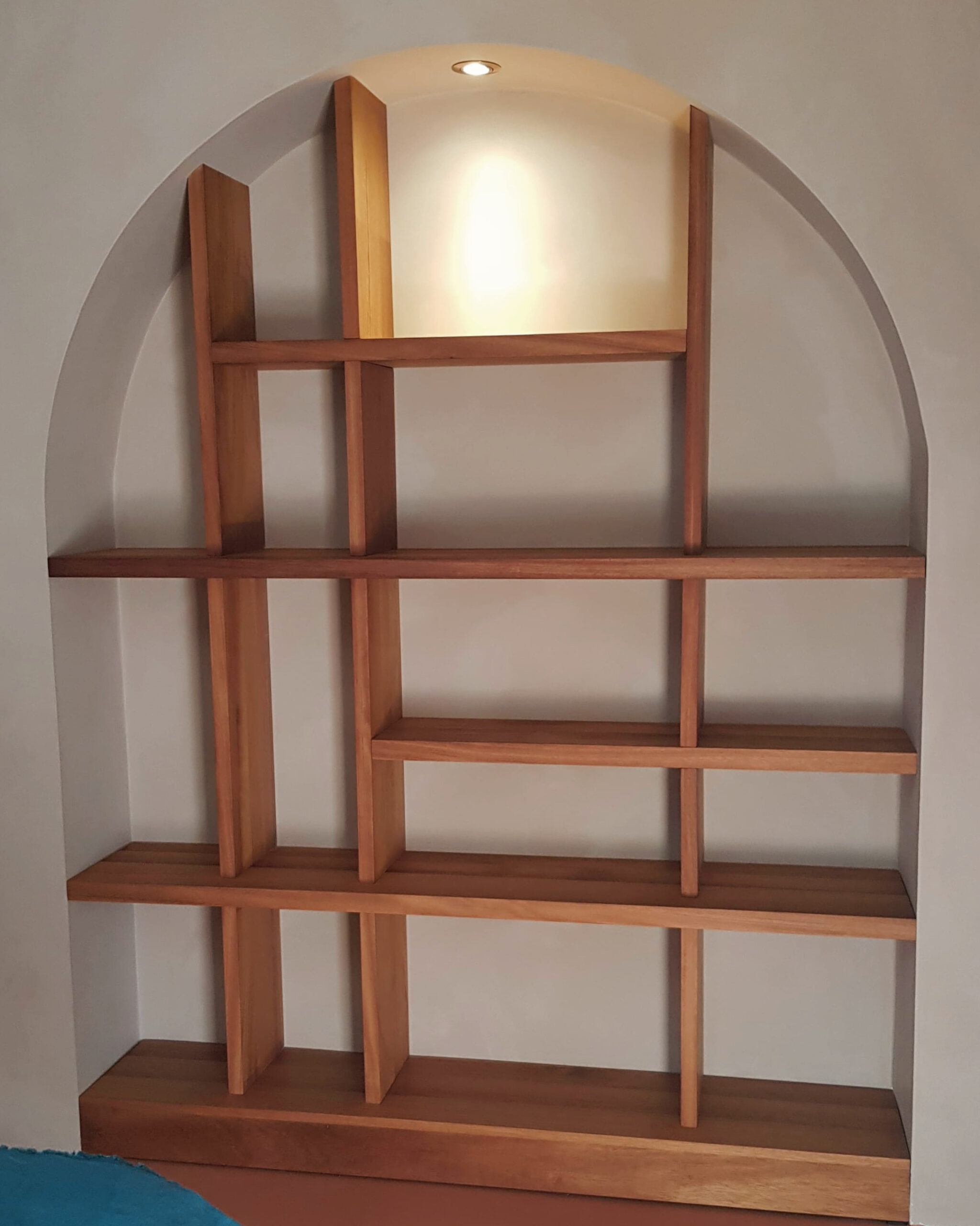 Bibliothèque sur mesure en bois : un aménagement élégant pour une chambre à Cassis