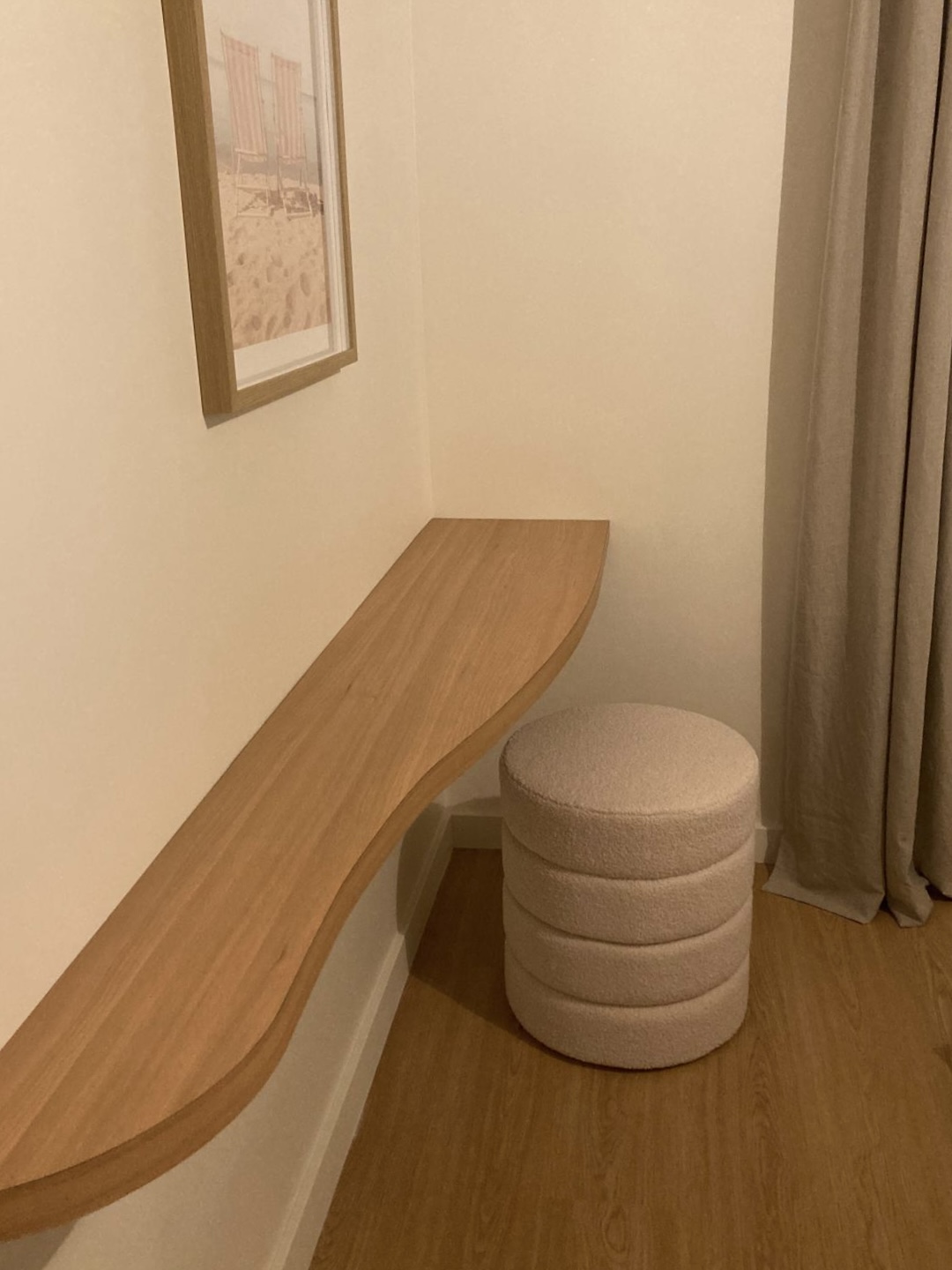 Détail de plateau avec courbe raffinée dans un intérieur haut de gamme à Cannes