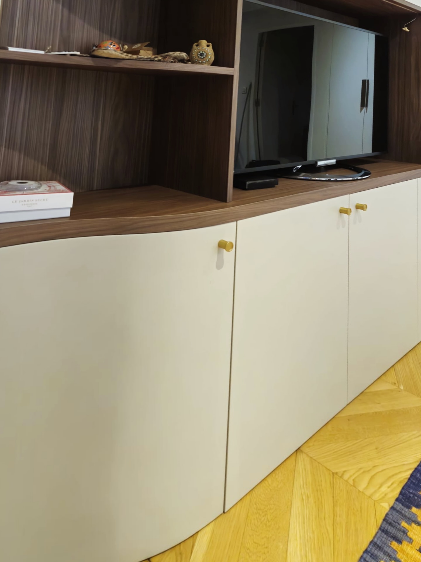 Une bibliothèque sur mesure élégante alliant noyer, laque satinée et rangements fonctionnels