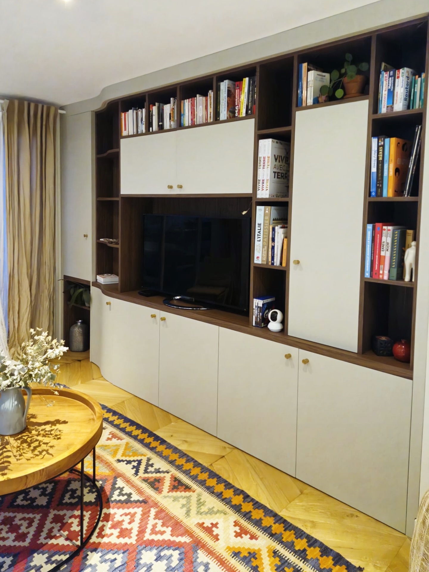 Bibliothèque sur mesure en bois massif haut de gamme pour salon à Aix-en-Provence
