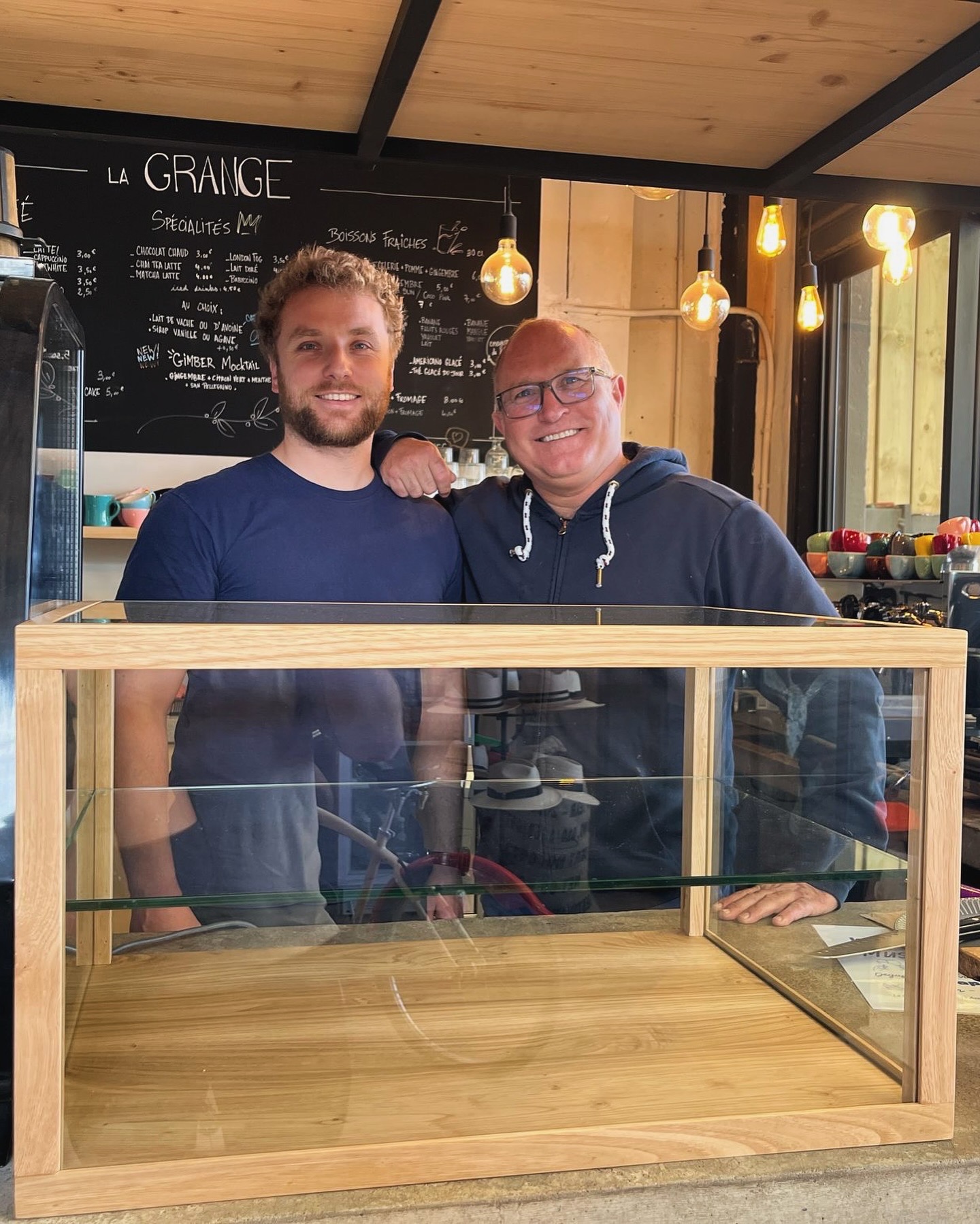 Le présentoir à gâteaux en châtaignier massif conçu pour Hamish et son café à Lorgues