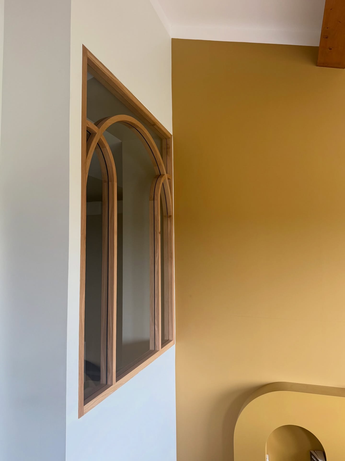 Agencement intérieur sur mesure avec verrière bois, tête de lit intégrée et alcôves à Puyricard près d’Aix-en-Provence