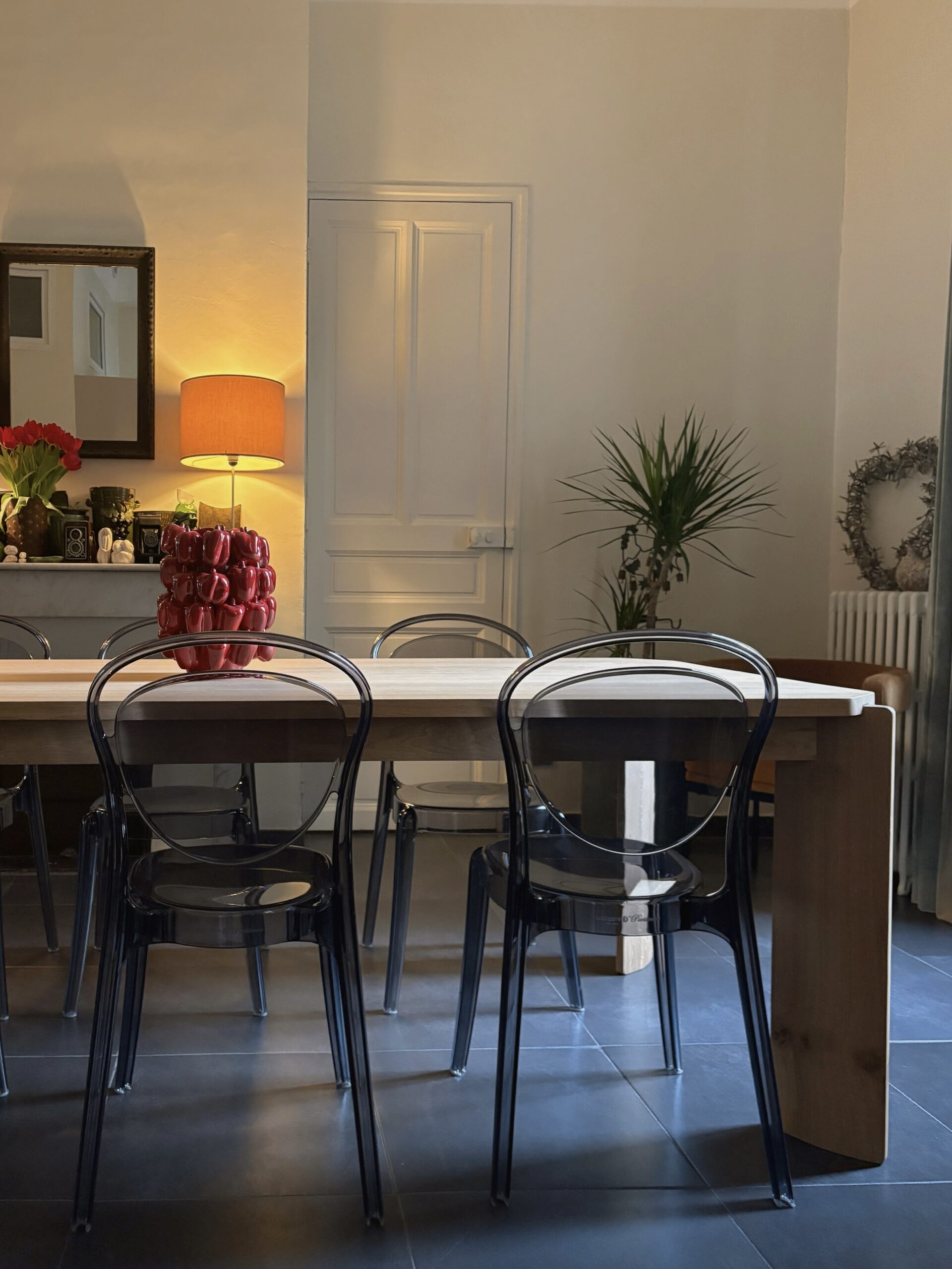 Table en chêne massif haut de gamme avec finition vernis naturel et pieds en losange, menuiserie sur mesure à Toulon