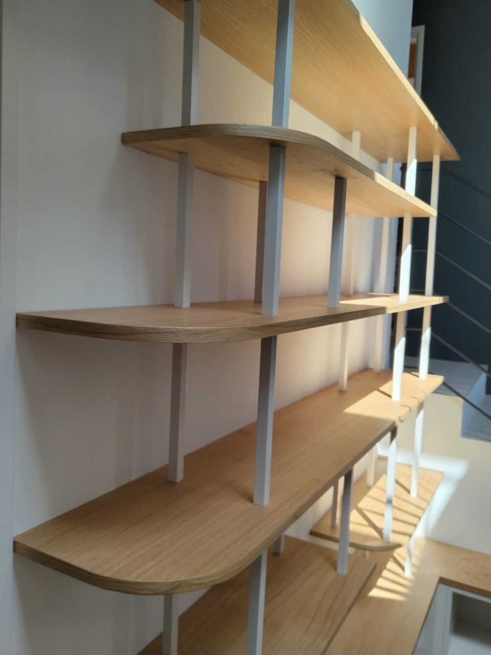 Bibliothèque sur mesure en bois réalisée par un ébéniste, intégrée dans un intérieur haut de gamme par un menuisier bois Aix-en-Provence
