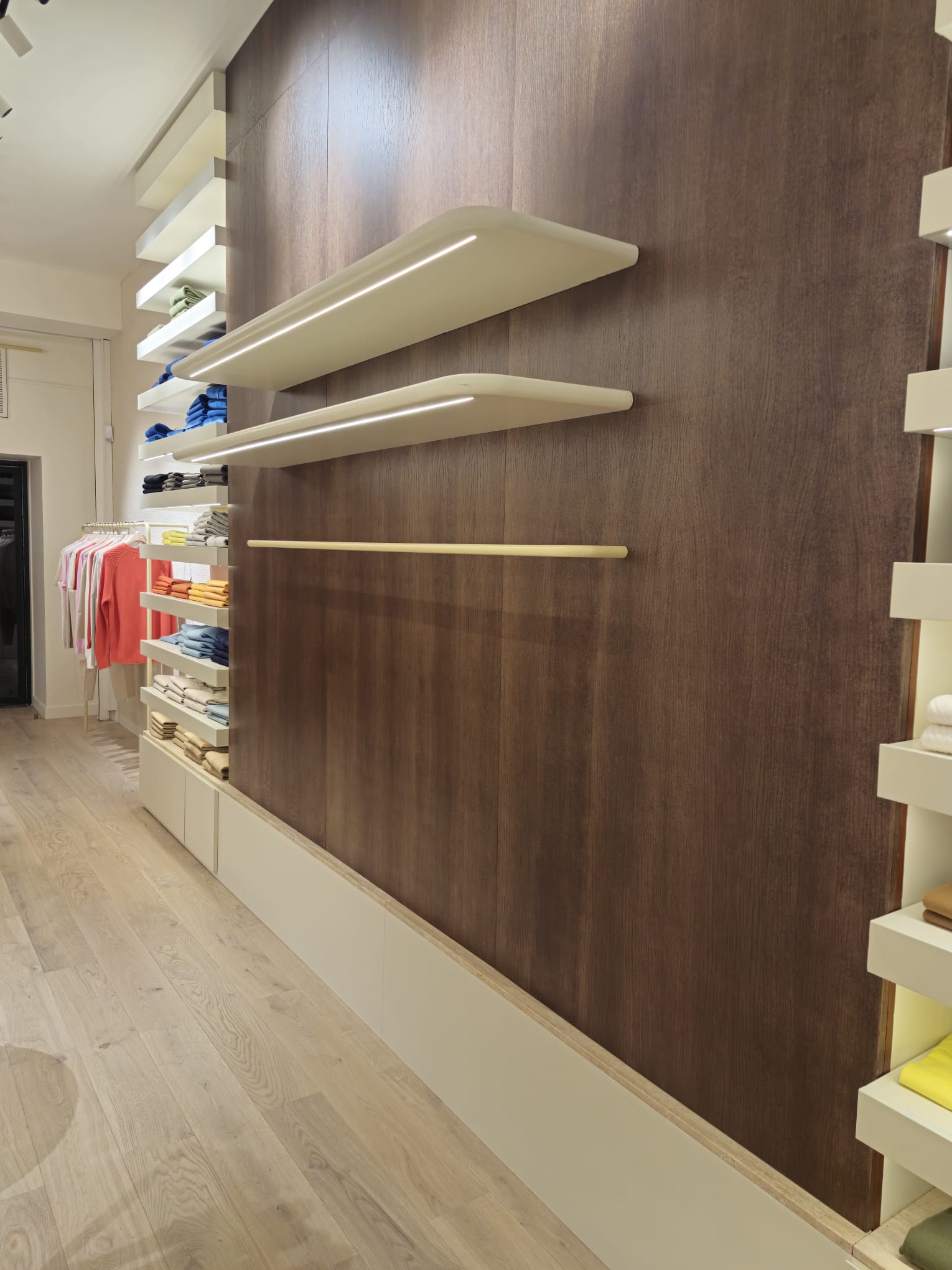 Réalisation d’un habillage mural en chêne haut de gamme pour la boutique Éric Bompard à Cannes