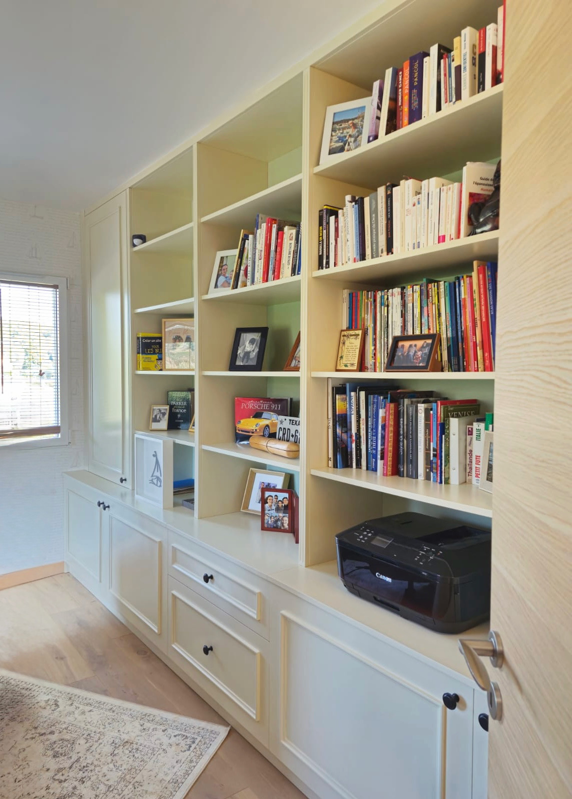 Bibliothèque sur mesure pour bureau à Mougins – Collaboration avec architecte
