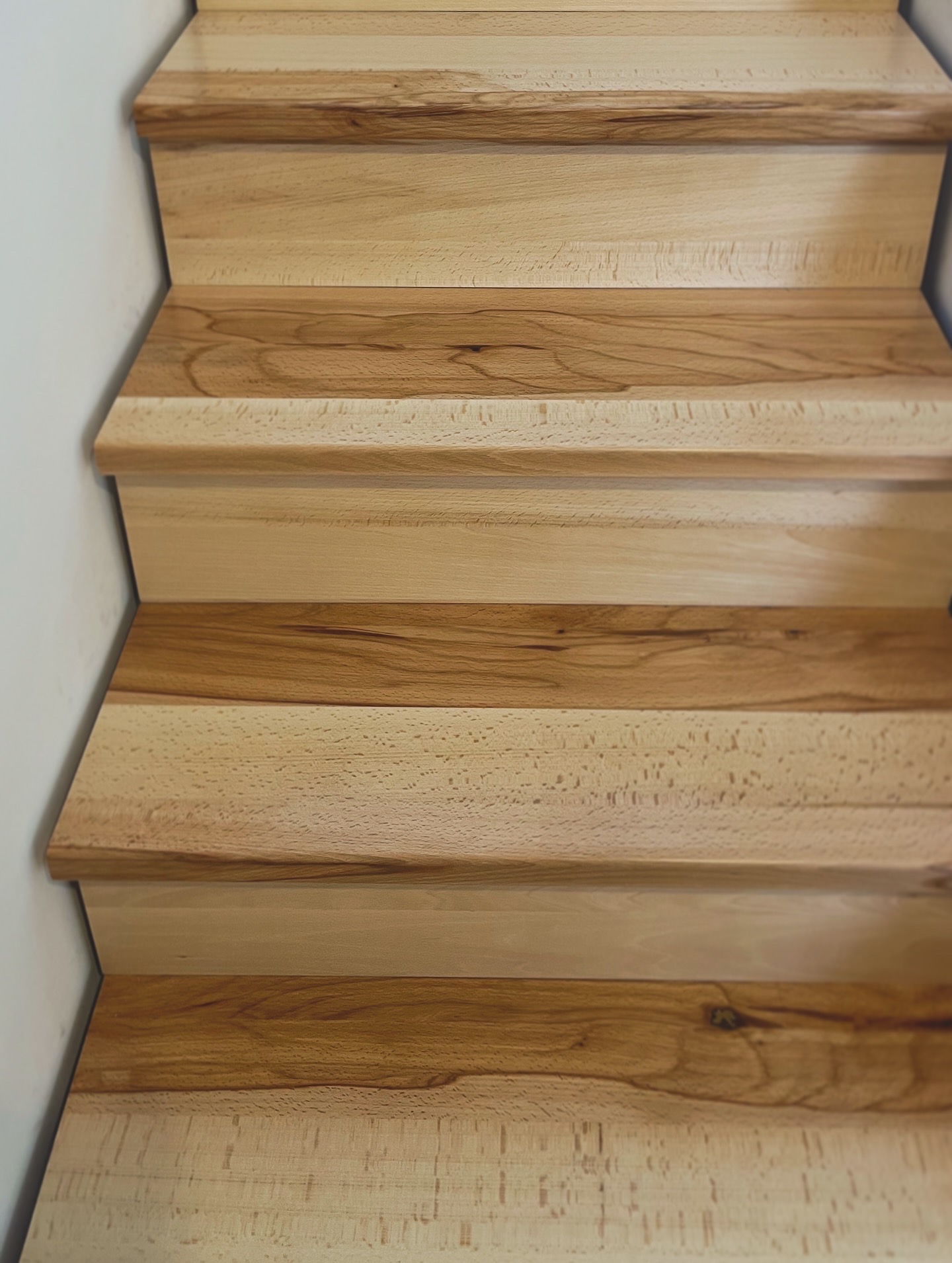 Fabrication de marches en bois massif sur mesure pour escalier design à Aix-en-Provence