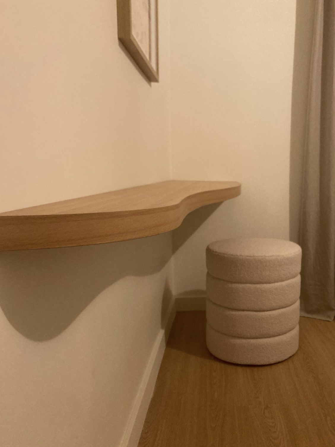Plateau arrondi en bois noble pour agencement sur mesure face à la mer à Cannes