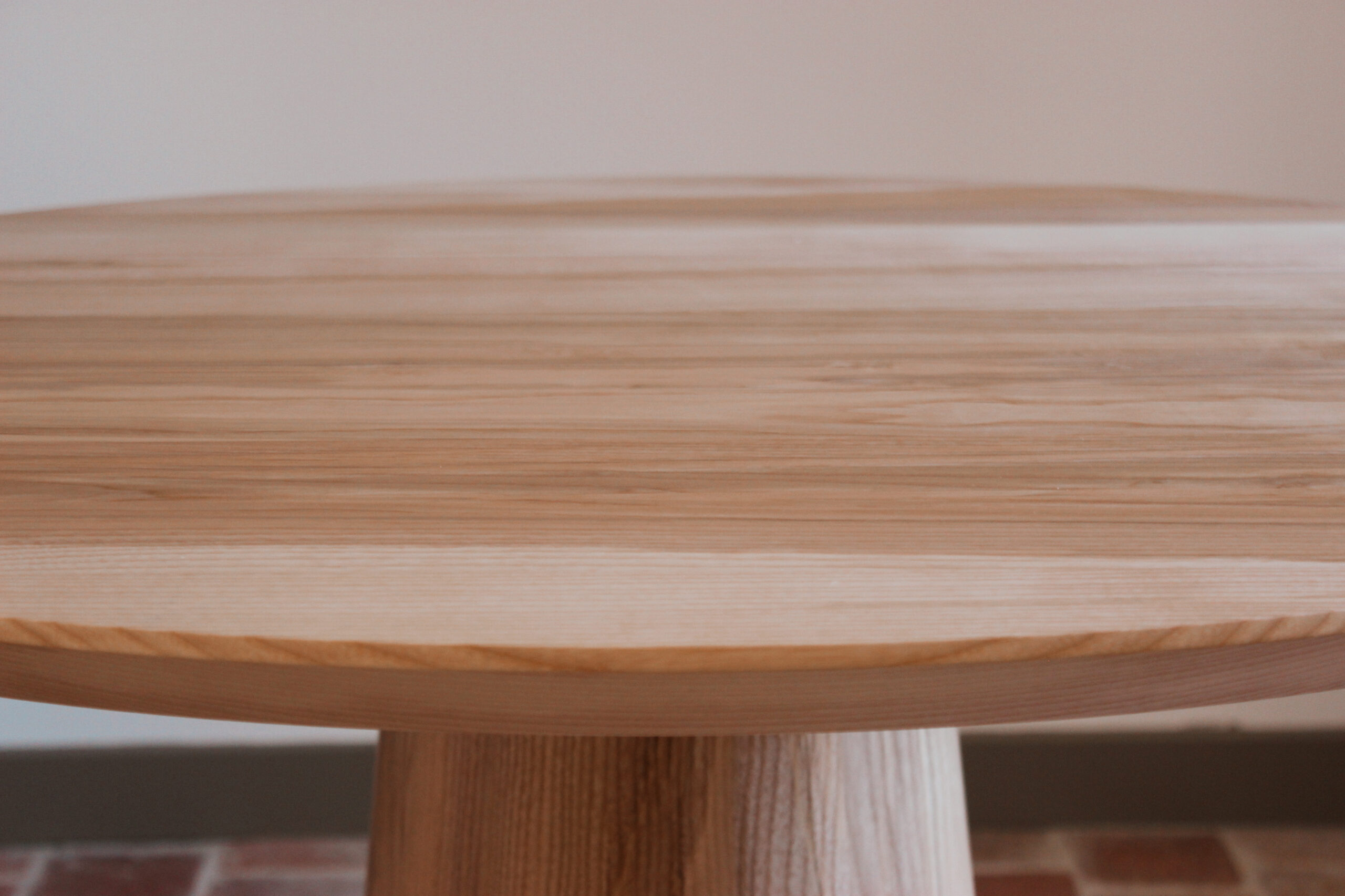 Fabrication artisanale de tables rondes en bois massif de luxe