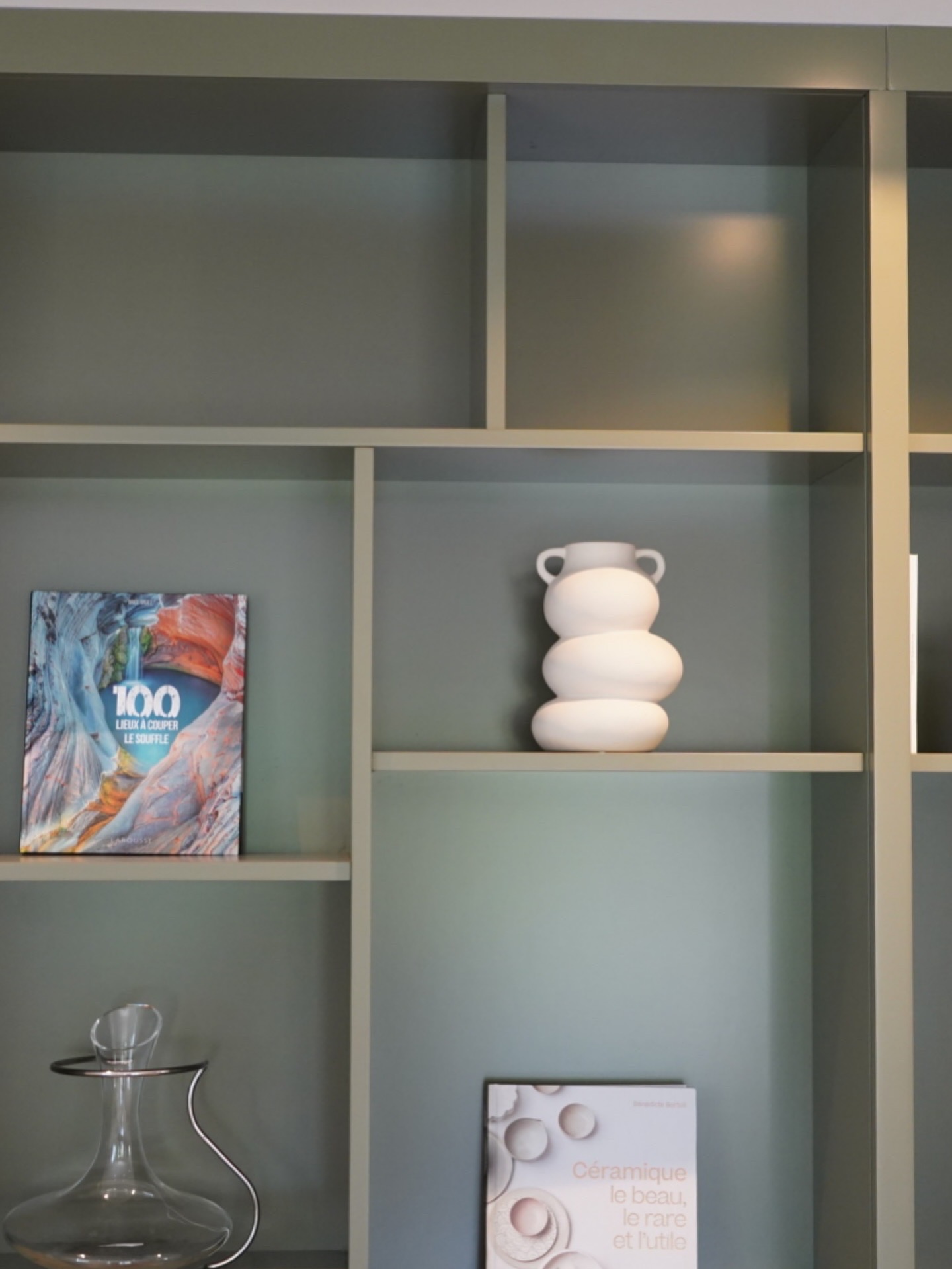 Votre ouvrage unique : bibliothèque contemporaine laquée sur mesure réalisée à Aix-en-Provence