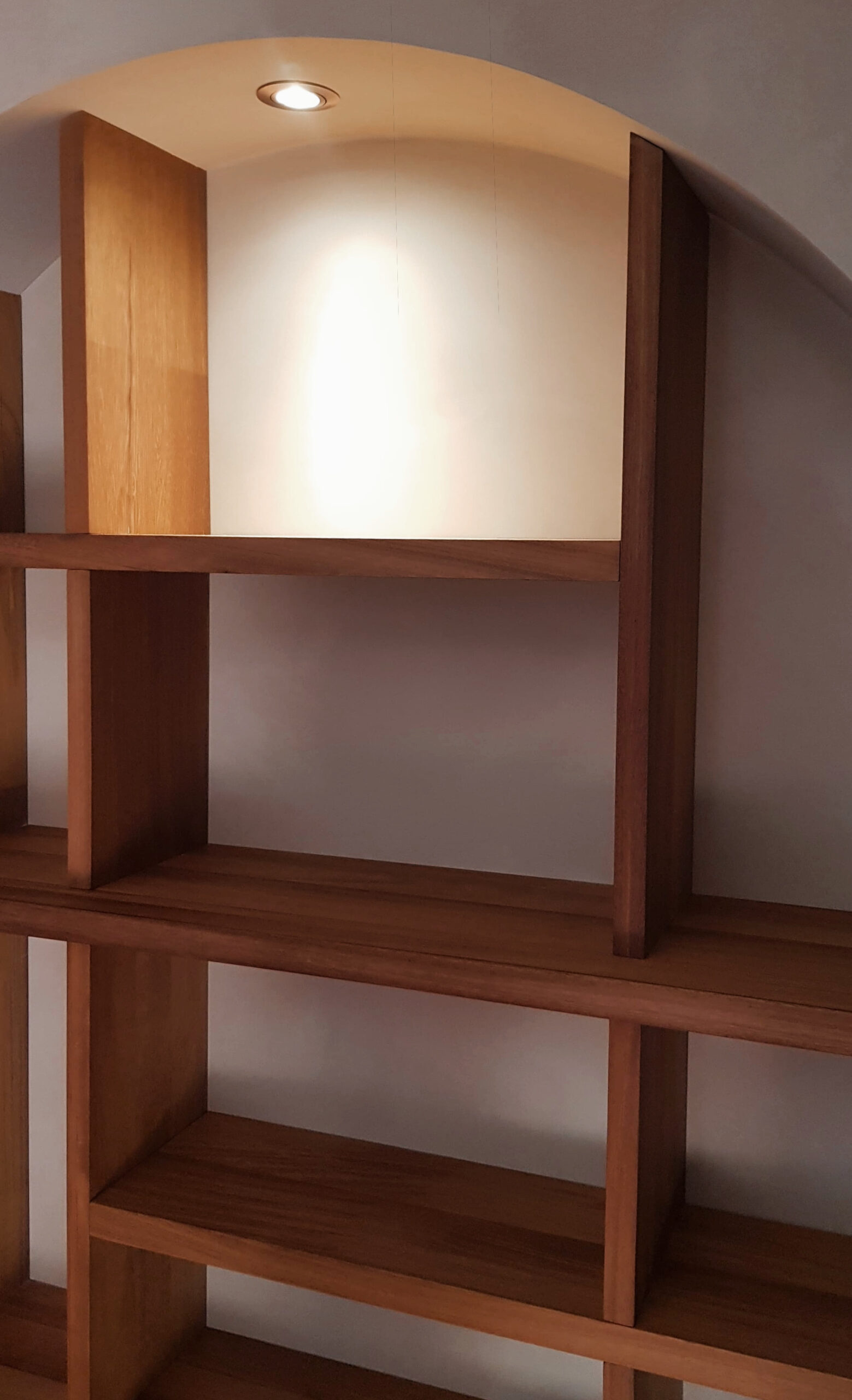 Création d’une bibliothèque en bois avec finition éco-responsable à Cassis