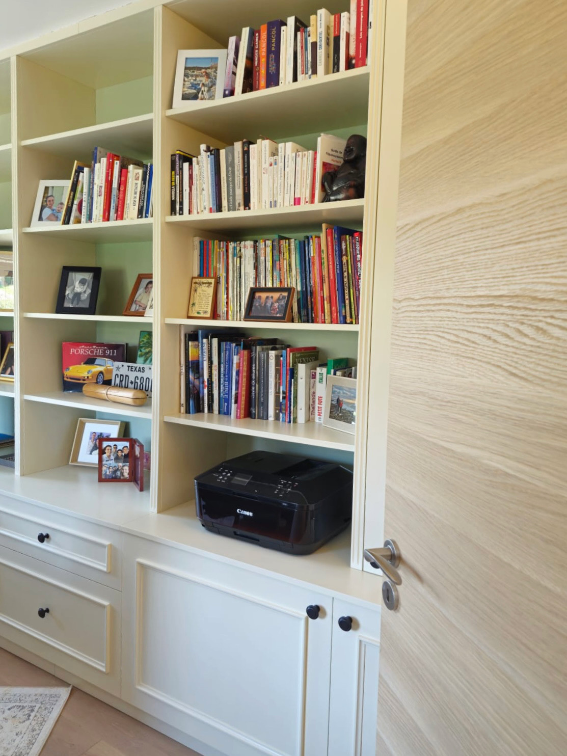 Aménagement de bureau à Mougins : bibliothèque personnalisée avec architecte
