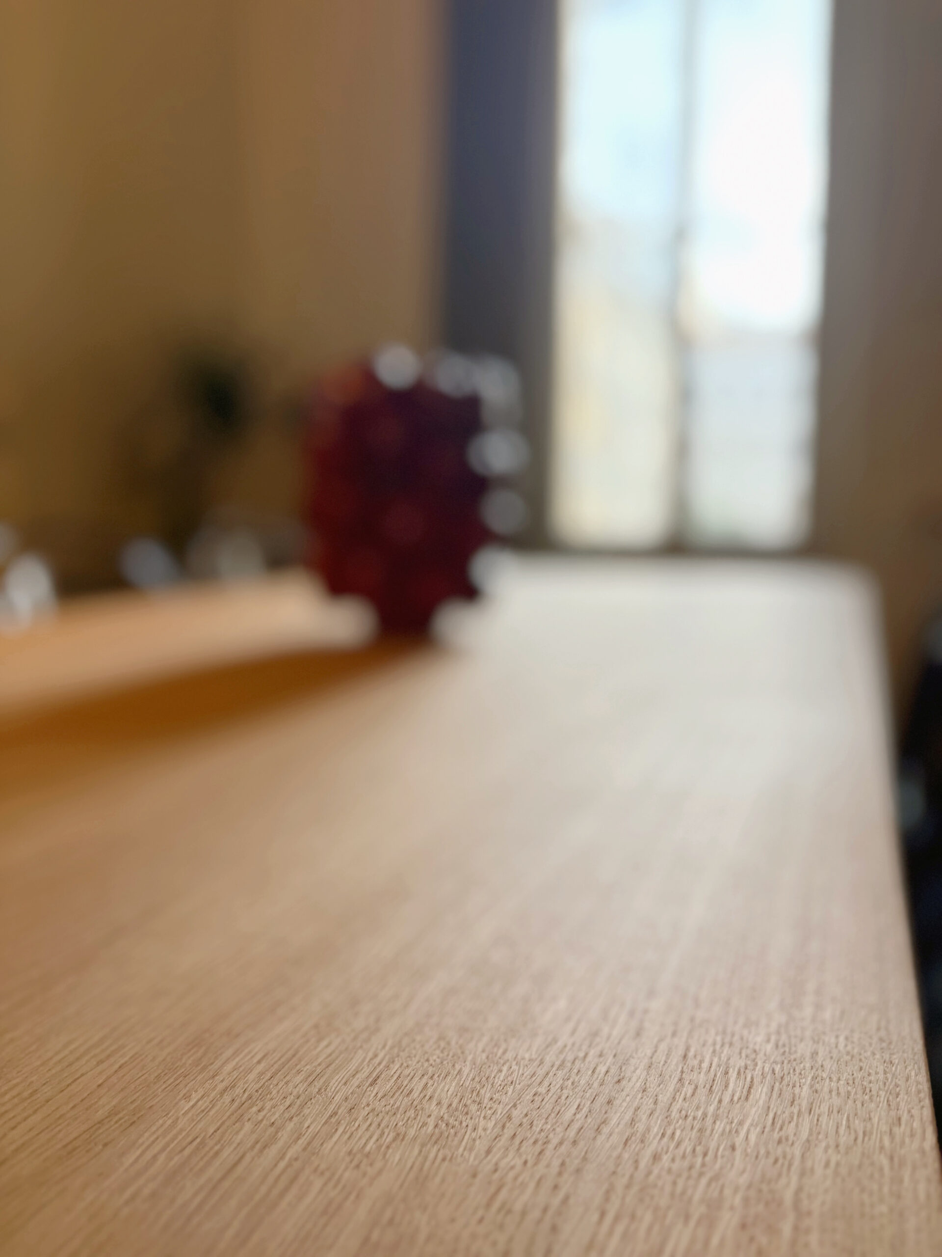 Table en chêne massif moderne et épurée sur mesure pour repas conviviaux à Toulon