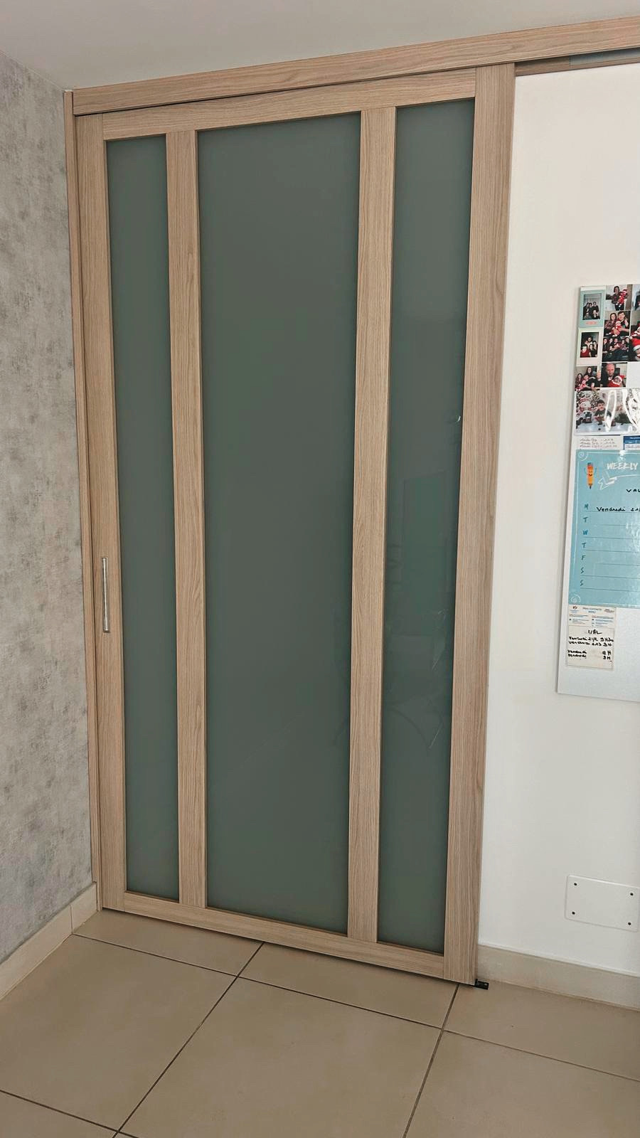 Optimisez votre intérieur avec une porte coulissante moderne en bois sur mesure