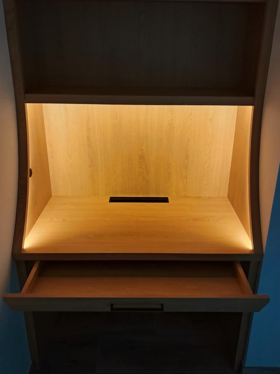 Un bureau en bois sur mesure, alliant design raffiné et praticité, avec un plateau spacieux, des rangements discrets et une intégration harmonieuse dans votre intérieur.