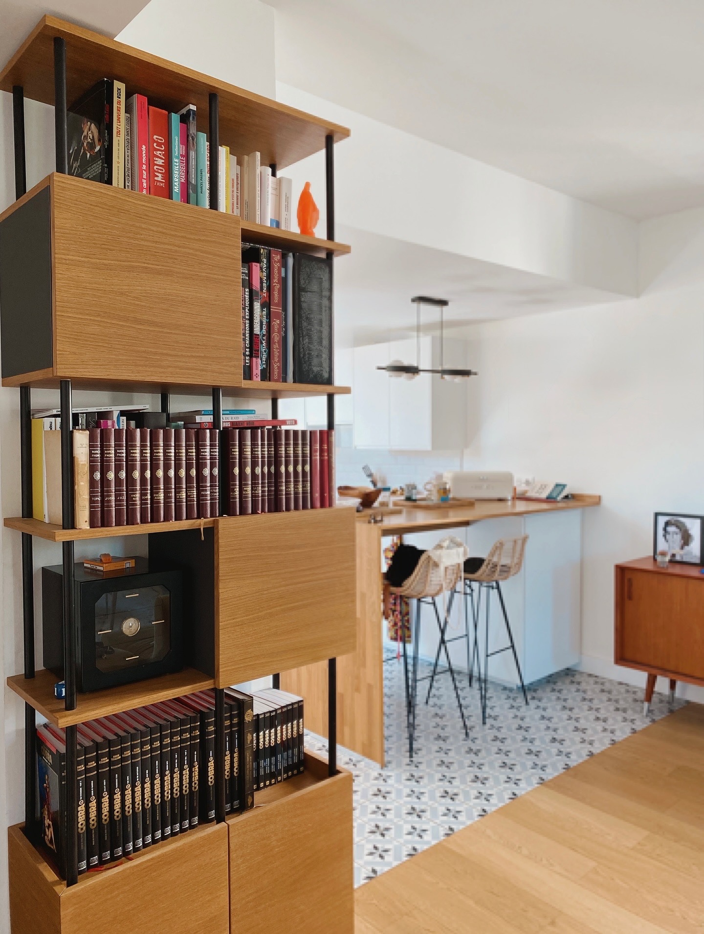 Meuble sur mesure et bibliothèque en chêne conçus par une entreprise menuiserie bois locale