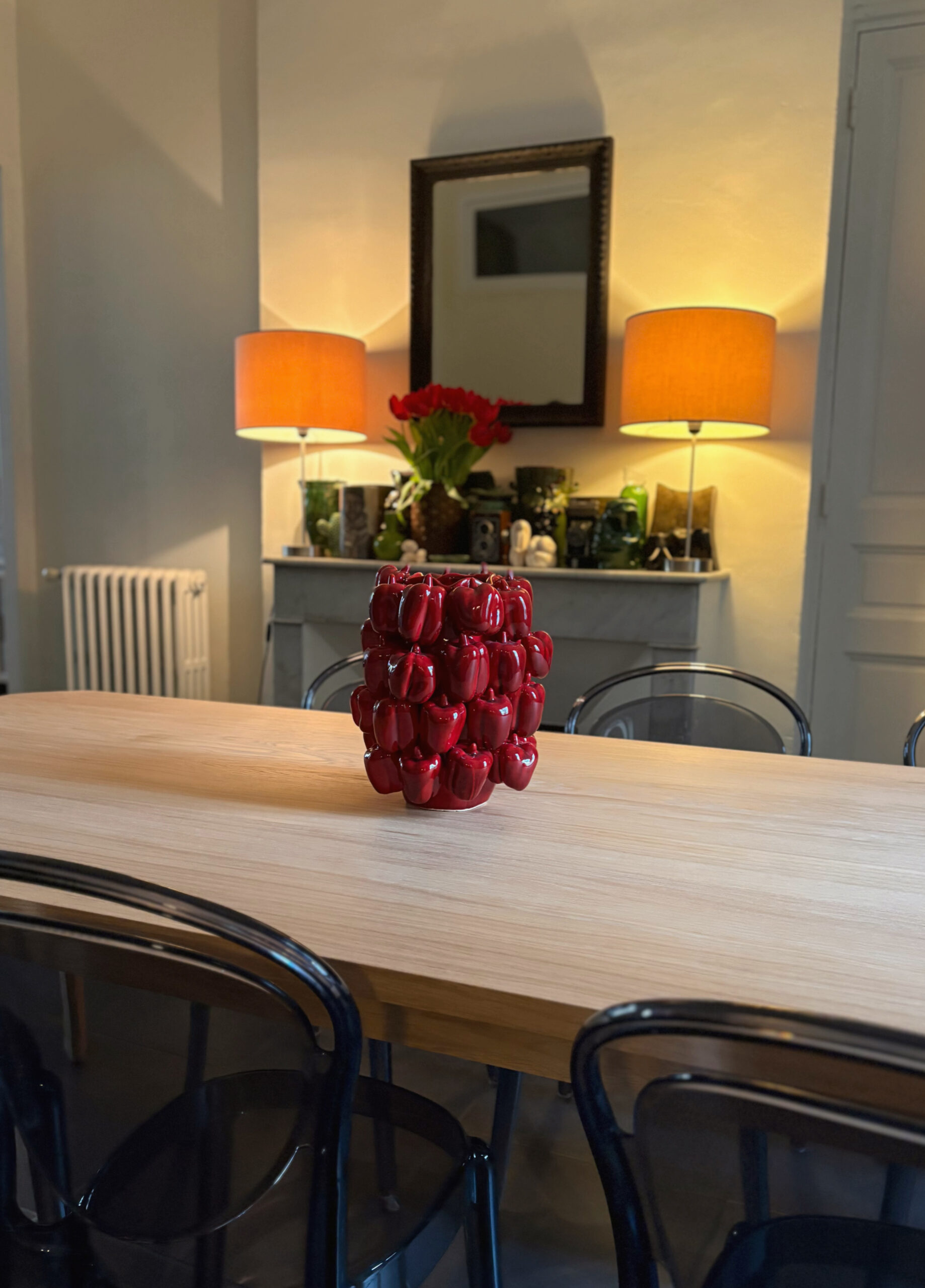 Table de salle à manger en chêne massif moderne et conviviale, mobilier sur mesure fabriqué par artisan menuisier à Toulon