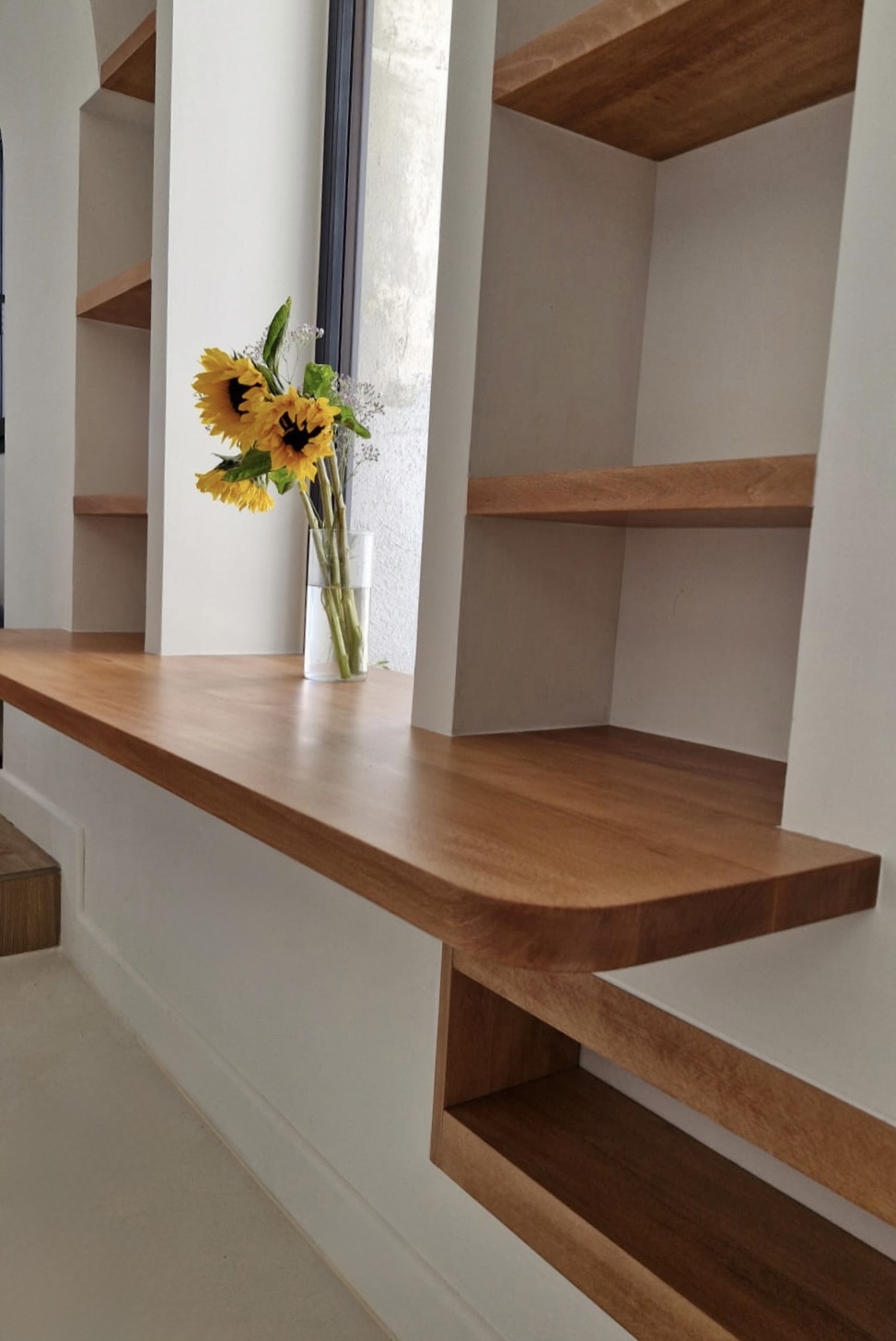 Transformation d’une dépendance en bureau haut de gamme avec agencement bois sur mesure en Provence