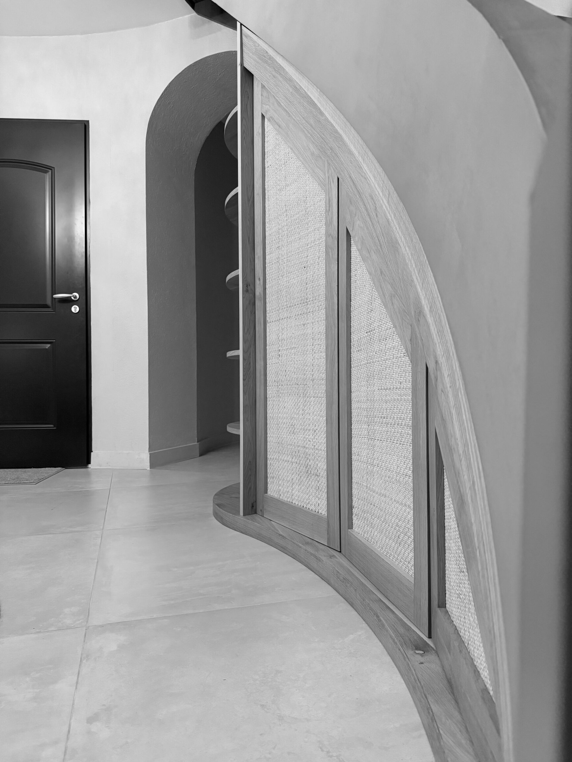 Pourquoi faire appel à une entreprise de menuiserie bois pour votre aménagement sous escalier ?