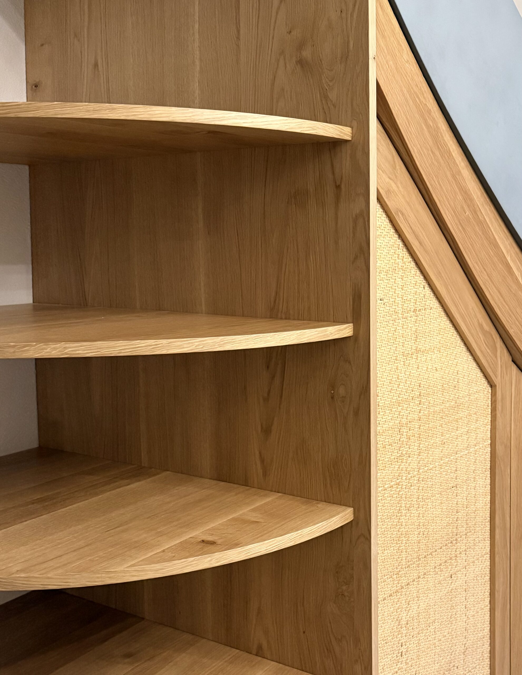 Optimisez votre intérieur avec un agencement sous escalier en bois sur mesure à Aix-en-Provence