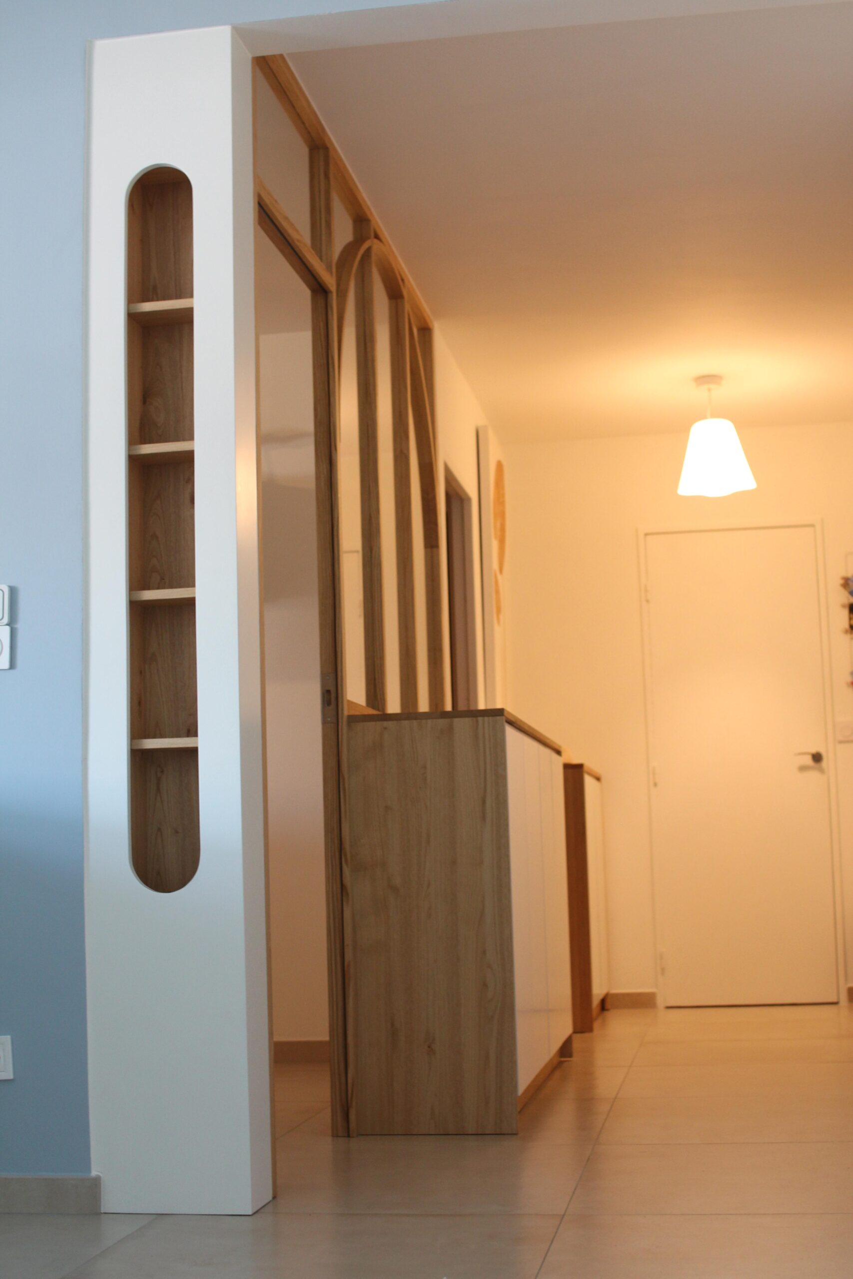 Vue détaillée des niches ouvertes et portes affleurantes dans un agencement d’entrée sur mesure à Aix-en-Provence