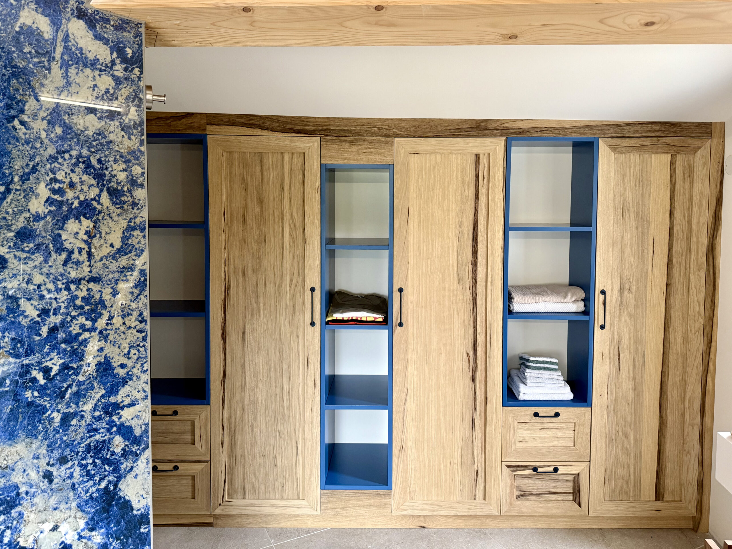 Salle de bain premium : dressing sur mesure qui sublime le marbre et les poutres