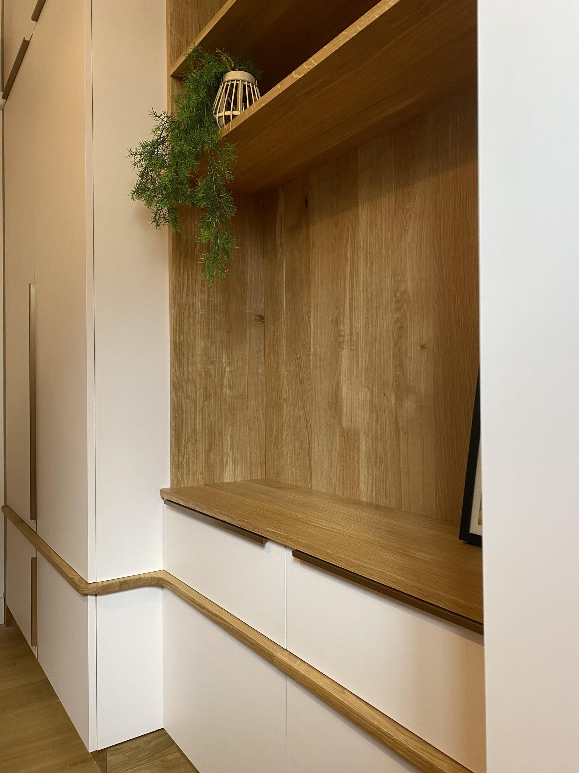 Rangement optimisé et design raffiné : Un dressing sur mesure en chêne massif