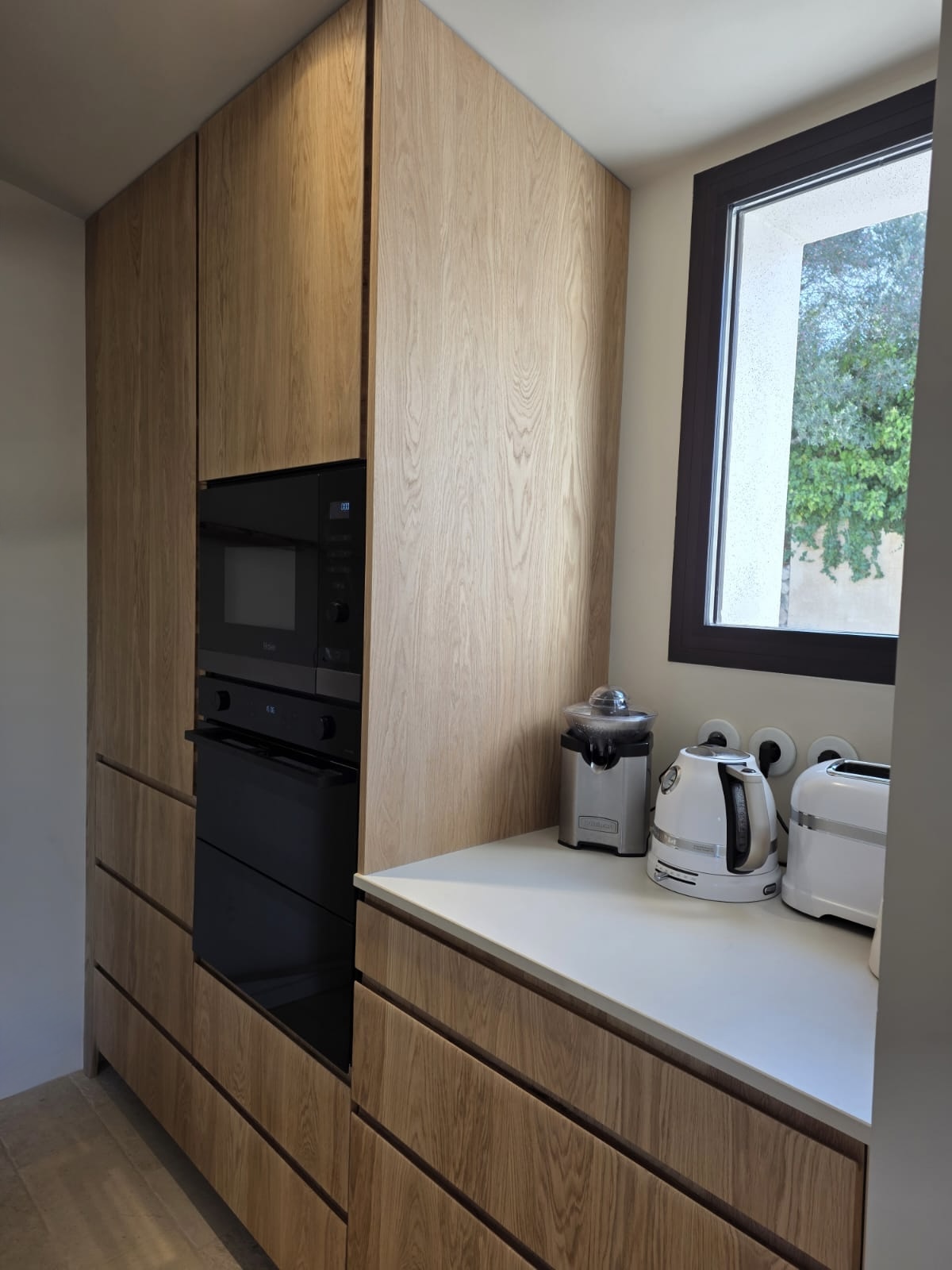 Cuisine en chêne massif sur mesure à Meyreuil, détail du bois et des finitions artisanales